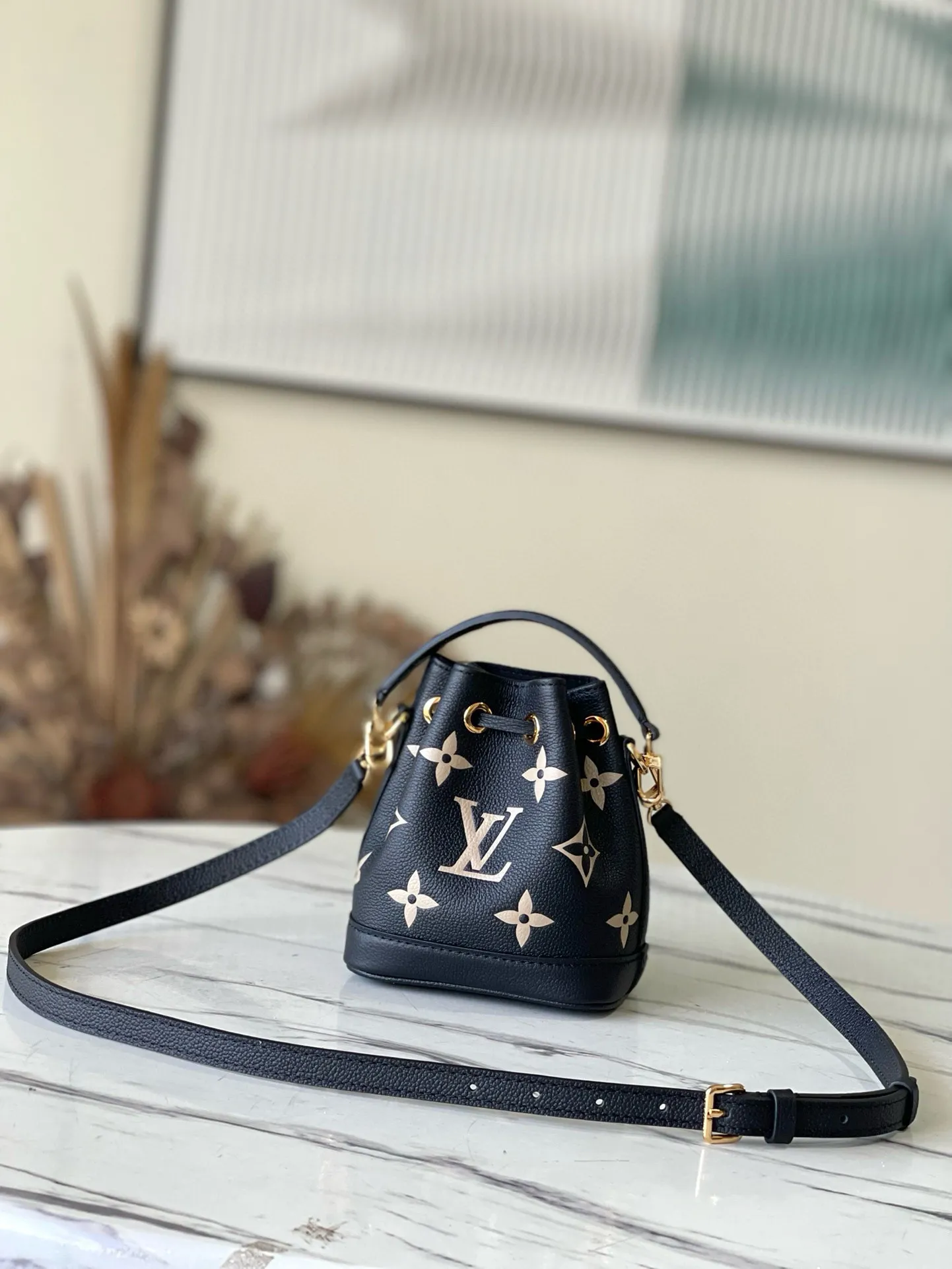 💰800 (top layer leather) top original order M46291 black embossed (silk screen) This Nano Noé handbag is made of Monogram Empreinte leather with Monogram pattern embossed, interpreting the pocket version of the classic Noé handbag, with a trendy drawstring to store daily needs. The handle and adjustable shoulder strap are both detachable, enabling a variety of carrying methods. Dimensions: 13 x 16 x 10 cm