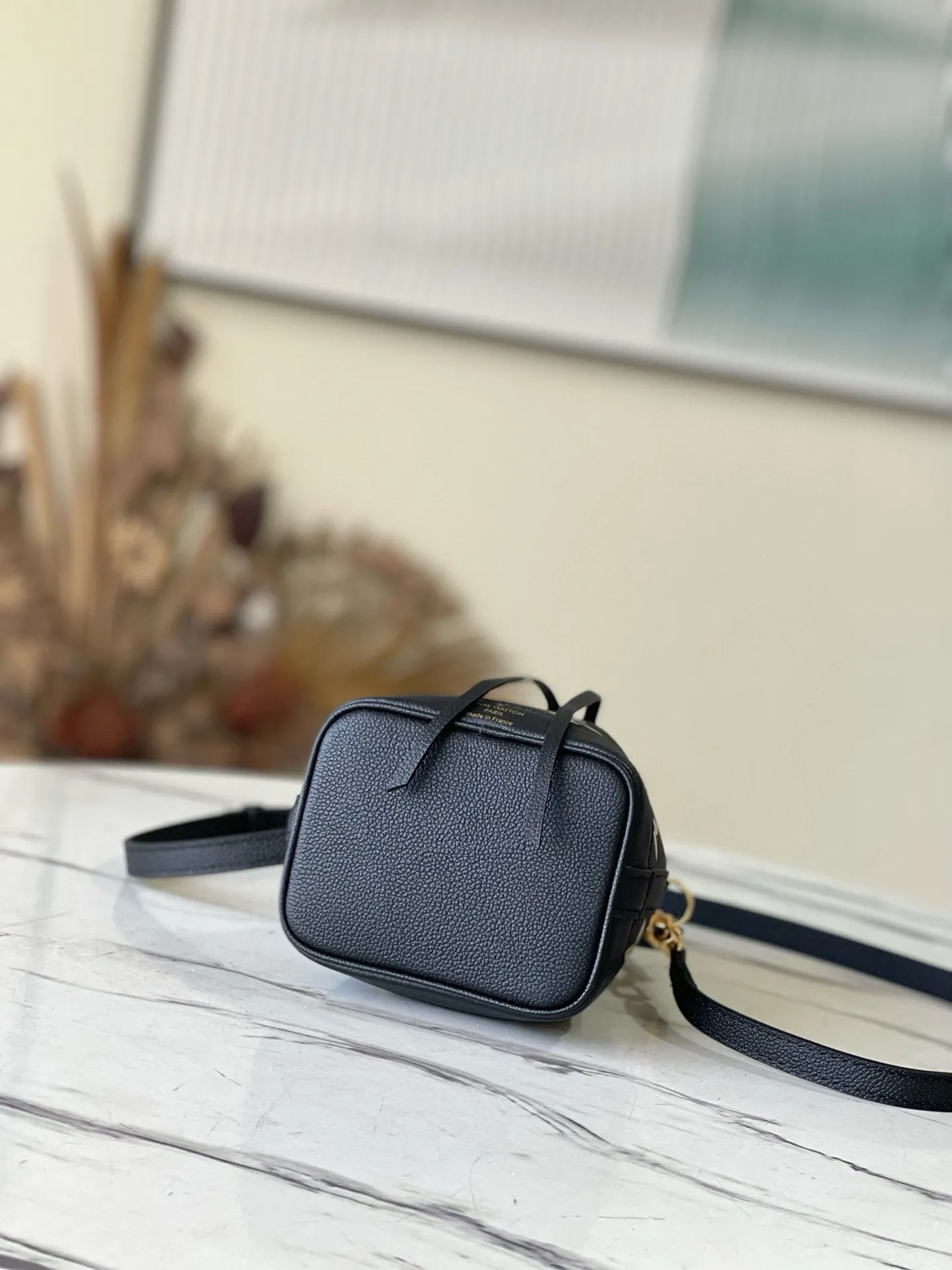 💰800 (top layer leather) top original order M46291 black embossed (silk screen) This Nano Noé handbag is made of Monogram Empreinte leather with Monogram pattern embossed, interpreting the pocket version of the classic Noé handbag, with a trendy drawstring to store daily needs. The handle and adjustable shoulder strap are both detachable, enabling a variety of carrying methods. Dimensions: 13 x 16 x 10 cm