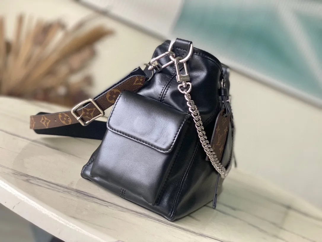 💰1160 (top-grain leather) top original order M24861 Small CarryAll Cargo small handbag is made of soft sheep leather to create a fashionable and lazy silhouette, adding eye-catching charm to the 2024 spring and summer show style. Polished metal pieces are complemented by a tactile, slightly wrinkled texture. Plenty of space can accommodate a variety of daily necessities, making it a great travel companion. 33.5x 23x 15cm