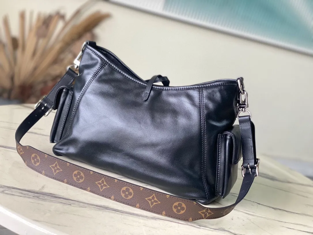 💰1160 (top-grain leather) top original order M24861 Small CarryAll Cargo small handbag is made of soft sheep leather to create a fashionable and lazy silhouette, adding eye-catching charm to the 2024 spring and summer show style. Polished metal pieces are complemented by a tactile, slightly wrinkled texture. Plenty of space can accommodate a variety of daily necessities, making it a great travel companion. 33.5x 23x 15cm