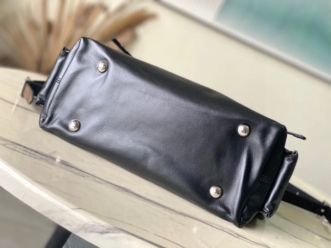 💰1160 (top-grain leather) top original order M24861 Small CarryAll Cargo small handbag is made of soft sheep leather to create a fashionable and lazy silhouette, adding eye-catching charm to the 2024 spring and summer show style. Polished metal pieces are complemented by a tactile, slightly wrinkled texture. Plenty of space can accommodate a variety of daily necessities, making it a great travel companion. 33.5x 23x 15cm