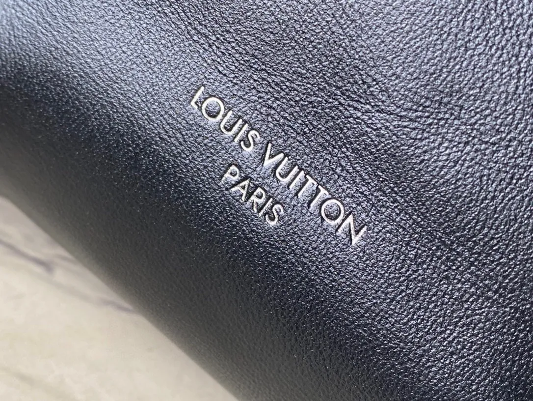 💰1160 (top-grain leather) top original order M24861 Small CarryAll Cargo small handbag is made of soft sheep leather to create a fashionable and lazy silhouette, adding eye-catching charm to the 2024 spring and summer show style. Polished metal pieces are complemented by a tactile, slightly wrinkled texture. Plenty of space can accommodate a variety of daily necessities, making it a great travel companion. 33.5x 23x 15cm
