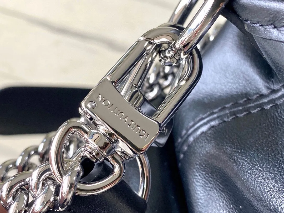 💰1160 (top-grain leather) top original order M24861 Small CarryAll Cargo small handbag is made of soft sheep leather to create a fashionable and lazy silhouette, adding eye-catching charm to the 2024 spring and summer show style. Polished metal pieces are complemented by a tactile, slightly wrinkled texture. Plenty of space can accommodate a variety of daily necessities, making it a great travel companion. 33.5x 23x 15cm