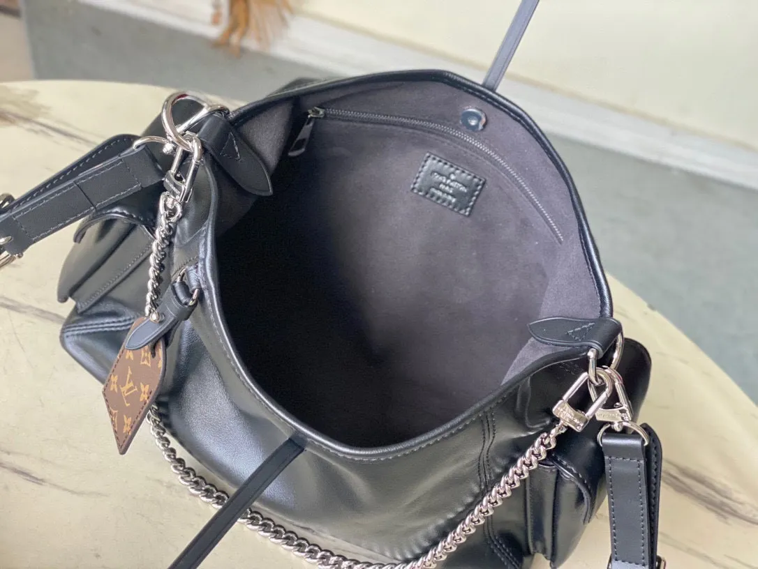 💰1160 (top-grain leather) top original order M24861 Small CarryAll Cargo small handbag is made of soft sheep leather to create a fashionable and lazy silhouette, adding eye-catching charm to the 2024 spring and summer show style. Polished metal pieces are complemented by a tactile, slightly wrinkled texture. Plenty of space can accommodate a variety of daily necessities, making it a great travel companion. 33.5x 23x 15cm