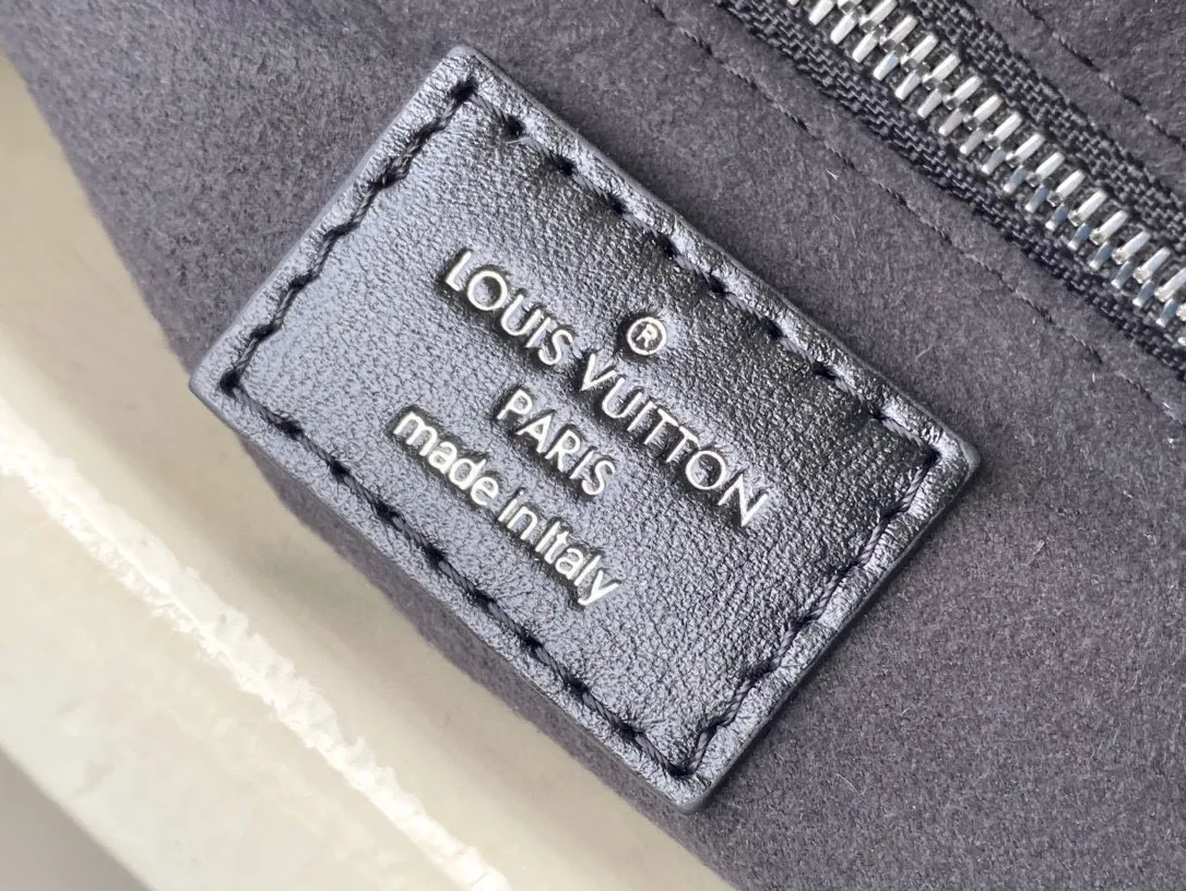 💰1160 (top-grain leather) top original order M24861 Small CarryAll Cargo small handbag is made of soft sheep leather to create a fashionable and lazy silhouette, adding eye-catching charm to the 2024 spring and summer show style. Polished metal pieces are complemented by a tactile, slightly wrinkled texture. Plenty of space can accommodate a variety of daily necessities, making it a great travel companion. 33.5x 23x 15cm
