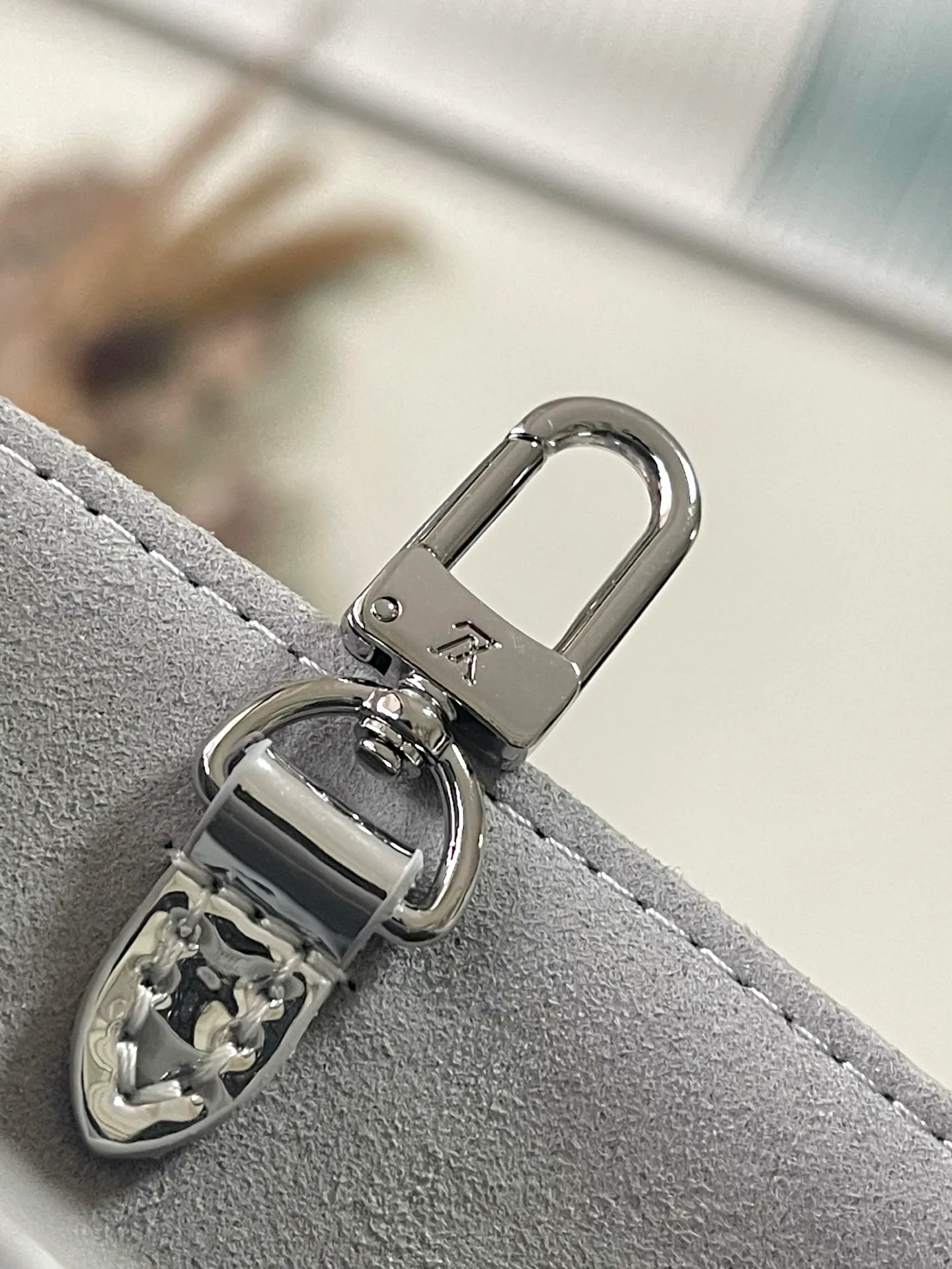 💰1120 Top Original M26373 Silver This OnTheGo small handbag joins the Ski series in the Monogram Miroir version. Laminated canvas ensures durability. Silver hues and tonal hardware create a gleaming look. Built-in pockets can store daily necessities such as small books. Size: 25*11.5*19cm.