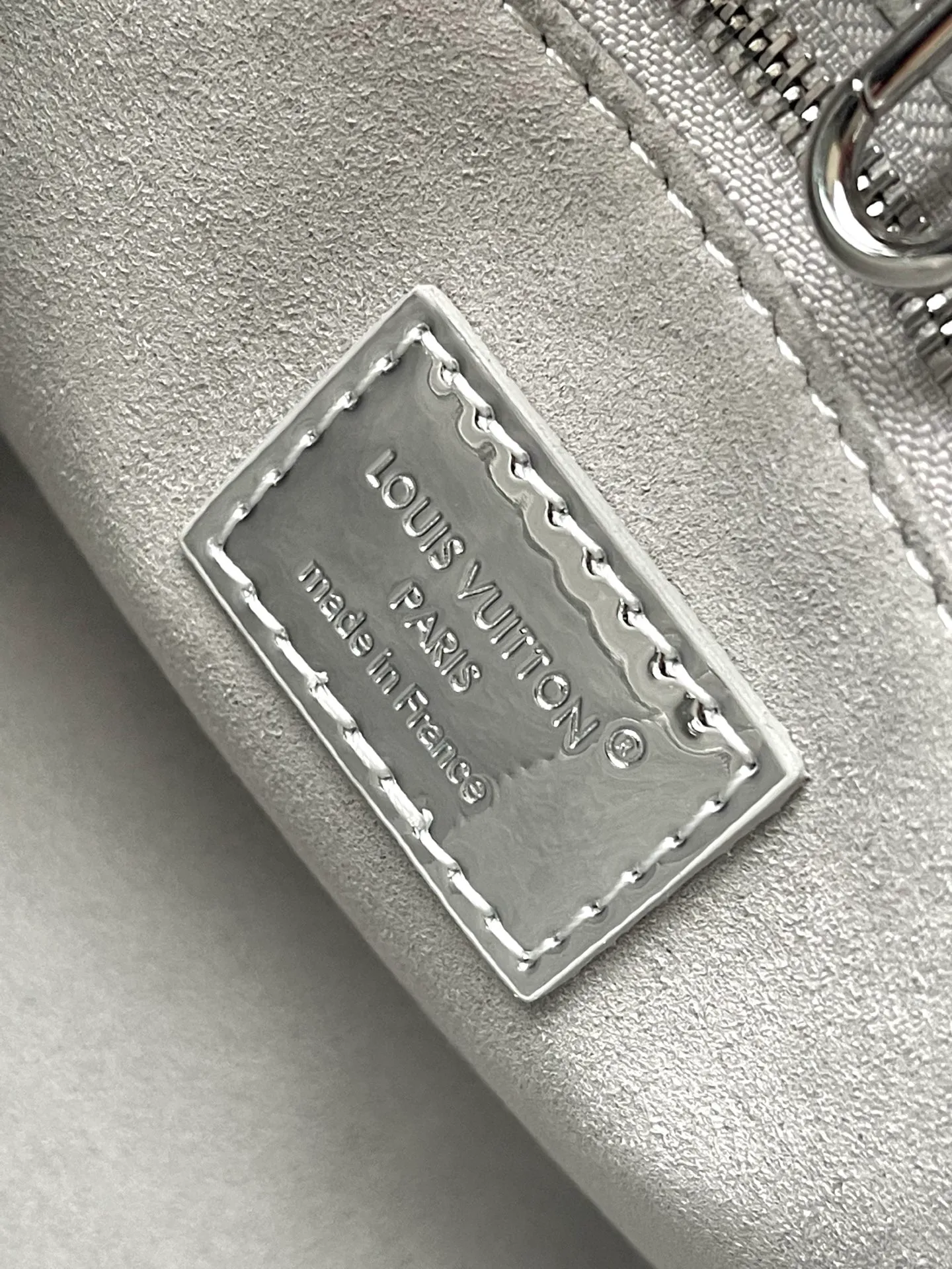 💰1120 Top Original M26373 Silver This OnTheGo small handbag joins the Ski series in the Monogram Miroir version. Laminated canvas ensures durability. Silver hues and tonal hardware create a gleaming look. Built-in pockets can store daily necessities such as small books. Size: 25*11.5*19cm.