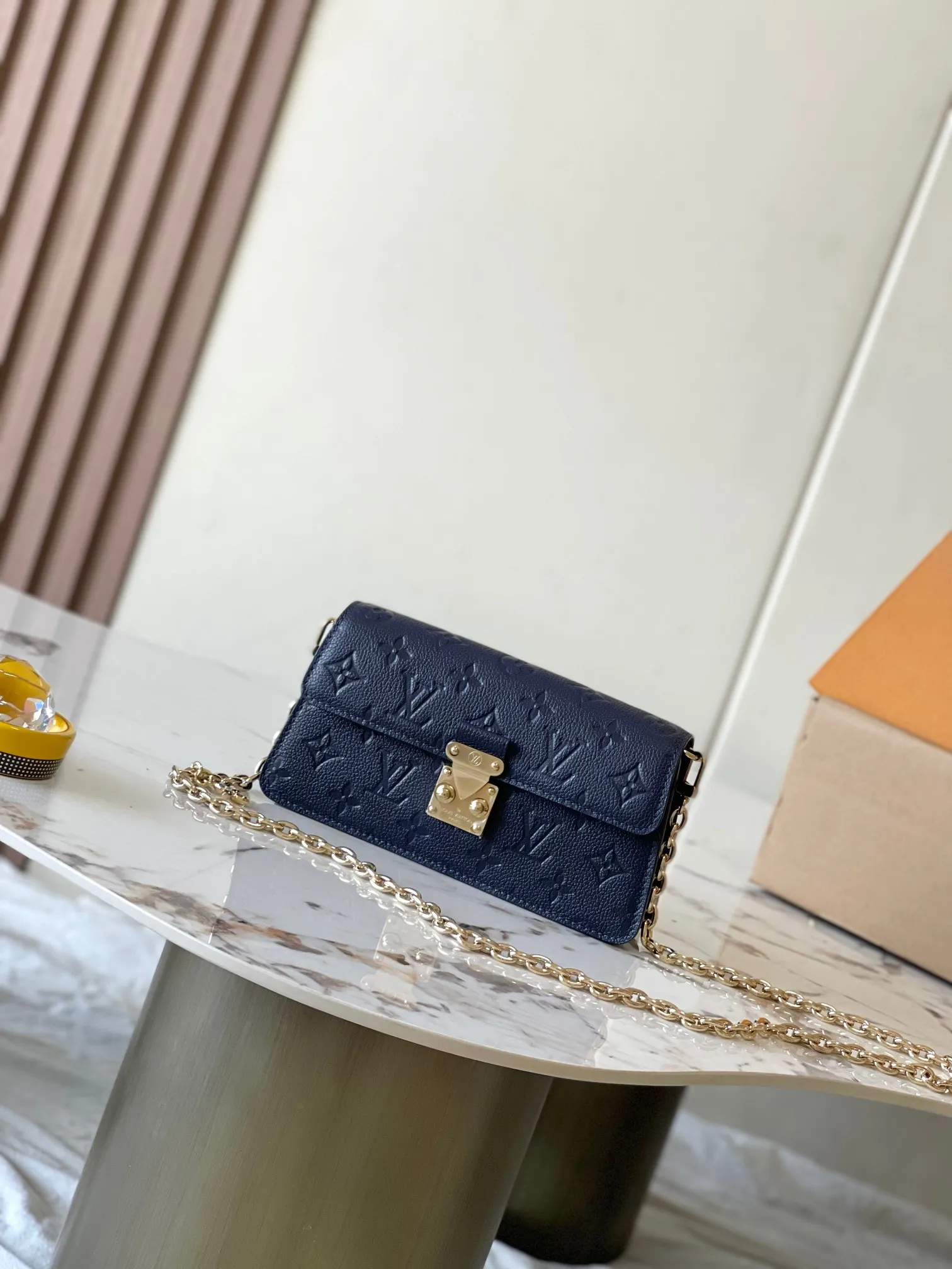 💰2600 [Special grade MB chip version original leather] Wallet On Chain Metis handbag is made of grained Monogram Empreinte leather, model: M82671 blue dynamic chip version Material: A-grade all-steel hardware, imported original fabric Packaging: full set of original duty-free MB packaging Size: 19*11*5.5C