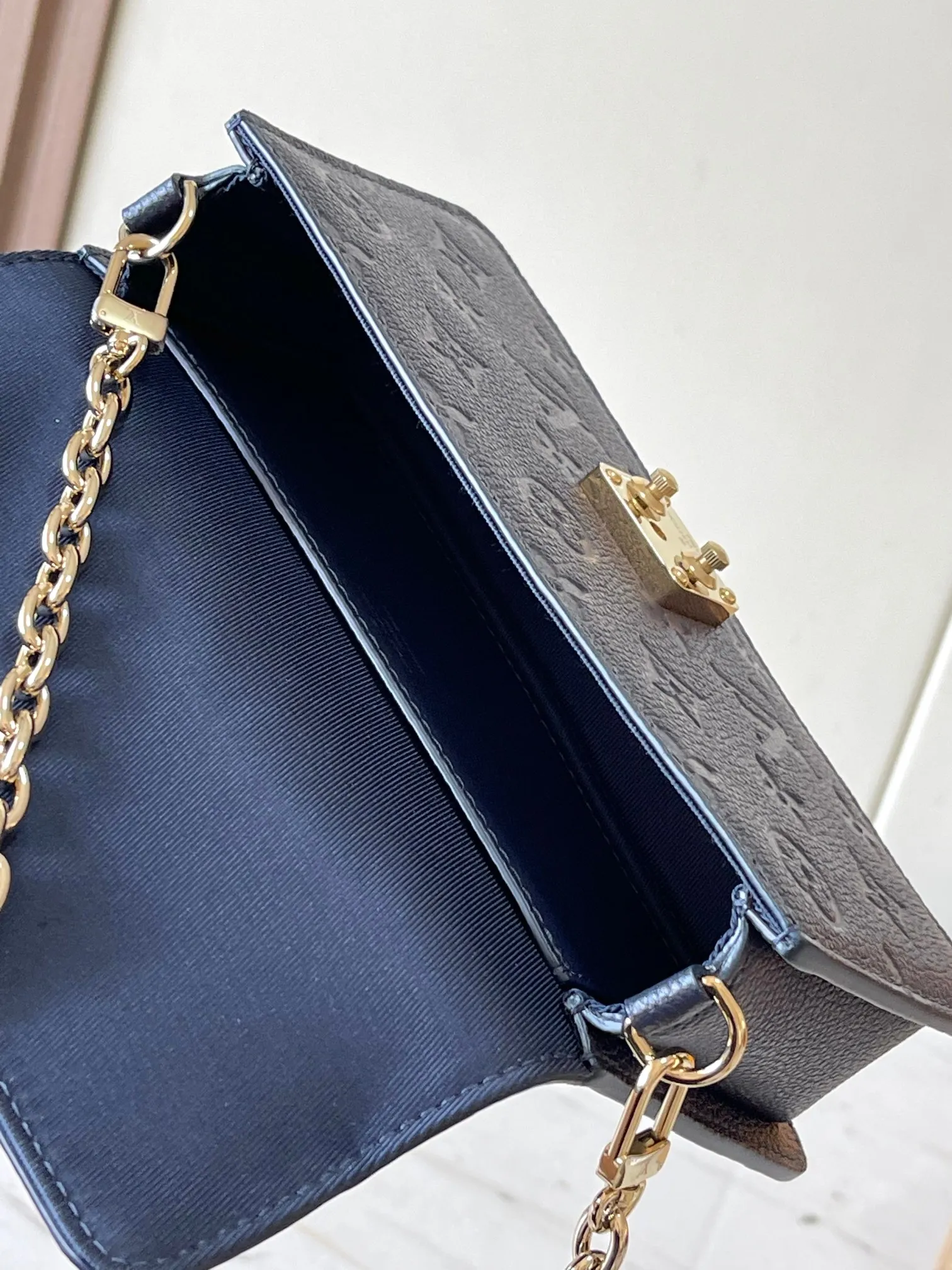 💰2600 [Special grade MB chip version original leather] Wallet On Chain Metis handbag is made of grained Monogram Empreinte leather, model: M82671 blue dynamic chip version Material: A-grade all-steel hardware, imported original fabric Packaging: full set of original duty-free MB packaging Size: 19*11*5.5C