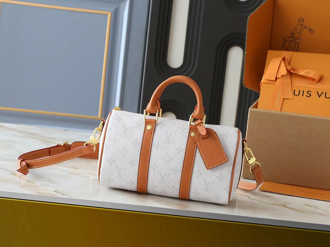 💰240💰Upgraded from the original M14078 M01942 M15076 M24434 M46271 M20900 M46249 This handbag condenses the classic silhouette of the Keepall travel bag. It is made of Monogram embossed Taurillon leather. The compact structure is suitable for storing small items such as mobile phones and wallets. With its clever use of leather handles and detachable shoulder strap, it's easy to carry with you in trendy style. Detailed features Dimensions: 25✘15✘11 cm
