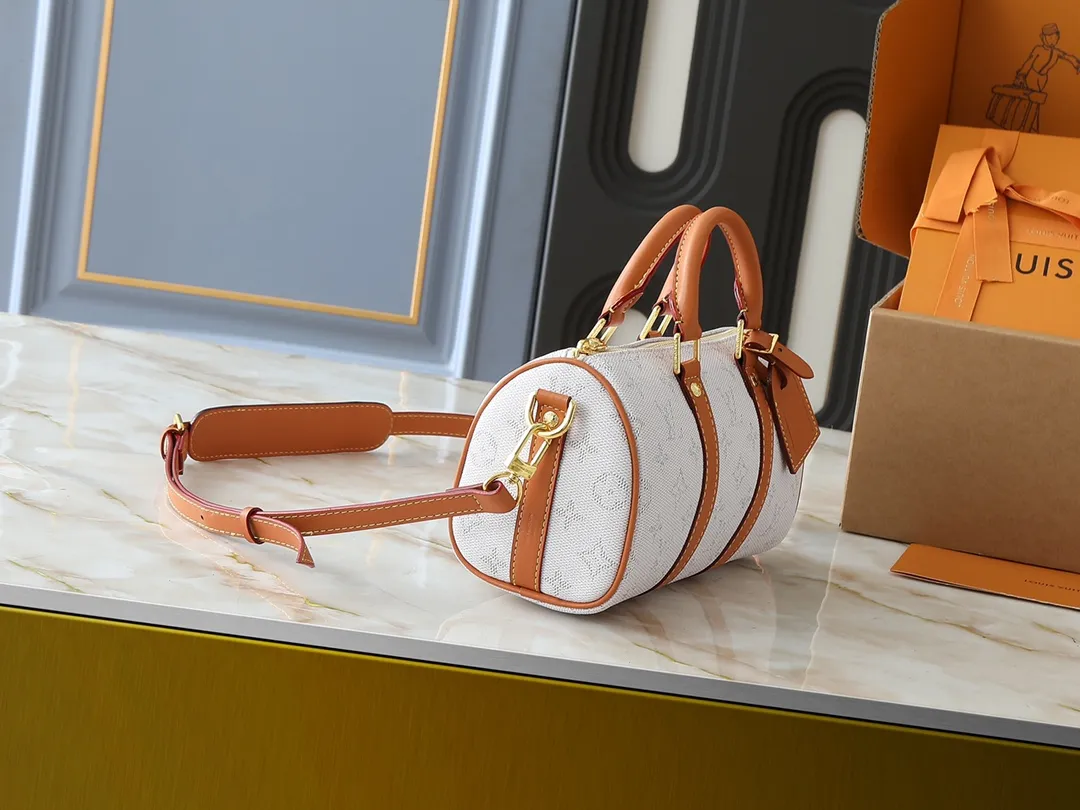 💰240💰Upgraded from the original M14078 M01942 M15076 M24434 M46271 M20900 M46249 This handbag condenses the classic silhouette of the Keepall travel bag. It is made of Monogram embossed Taurillon leather. The compact structure is suitable for storing small items such as mobile phones and wallets. With its clever use of leather handles and detachable shoulder strap, it's easy to carry with you in trendy style. Detailed features Dimensions: 25✘15✘11 cm