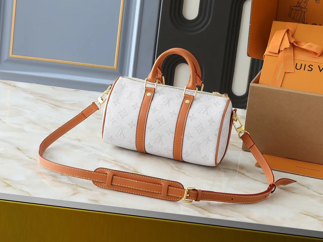 💰240💰Upgraded from the original M14078 M01942 M15076 M24434 M46271 M20900 M46249 This handbag condenses the classic silhouette of the Keepall travel bag. It is made of Monogram embossed Taurillon leather. The compact structure is suitable for storing small items such as mobile phones and wallets. With its clever use of leather handles and detachable shoulder strap, it's easy to carry with you in trendy style. Detailed features Dimensions: 25✘15✘11 cm