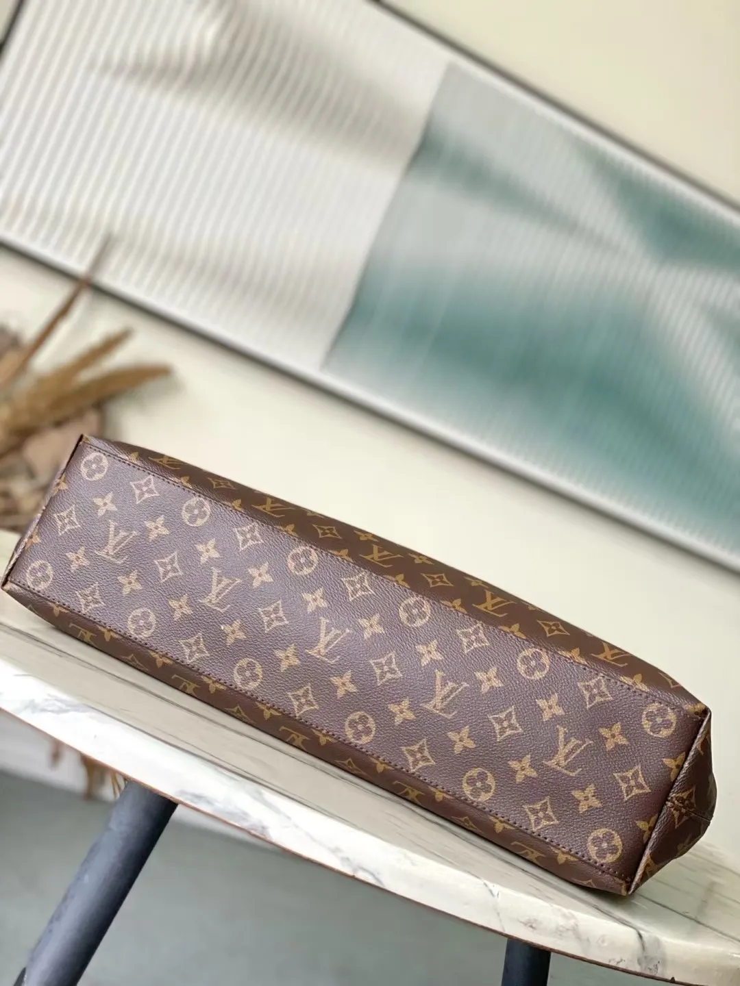 💰940 Top Original Order M25877 This Again bag is a current, more flexible and iconic reinterpretation of the Artsy model introduced in 2010. This finely crafted version is rooted in the house's heritage and pays homage to its expertise with Monogram canvas, hand-braided handles and customizable address holders. The room is large enough to accommodate a laptop and has lots of pockets. A gold carabiner allows you to add a playful touch to it. Dimensions: 53x30x15.5cm (LxHxW)