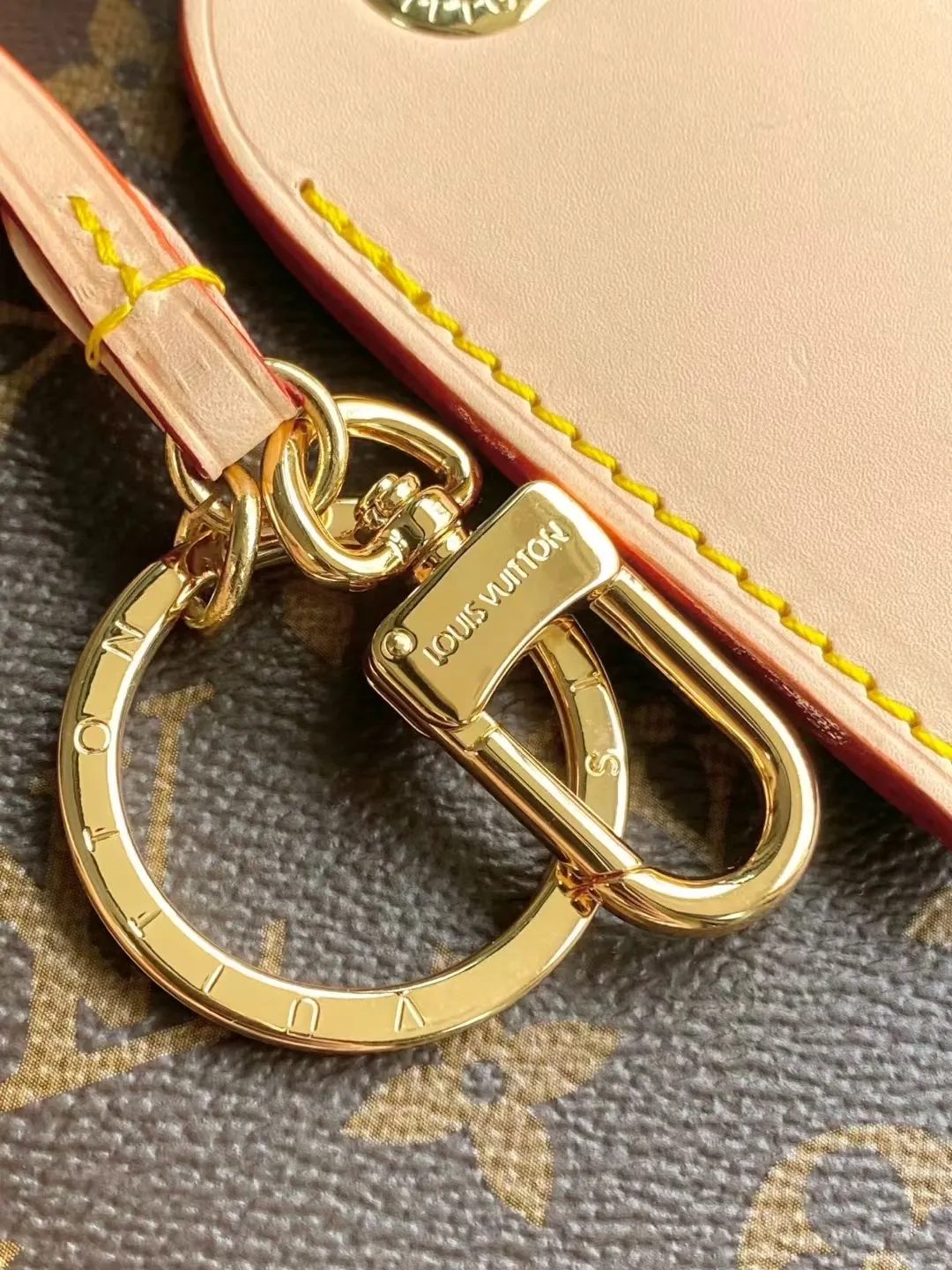 💰940 Top Original Order M25877 This Again bag is a current, more flexible and iconic reinterpretation of the Artsy model introduced in 2010. This finely crafted version is rooted in the house's heritage and pays homage to its expertise with Monogram canvas, hand-braided handles and customizable address holders. The room is large enough to accommodate a laptop and has lots of pockets. A gold carabiner allows you to add a playful touch to it. Dimensions: 53x30x15.5cm (LxHxW)