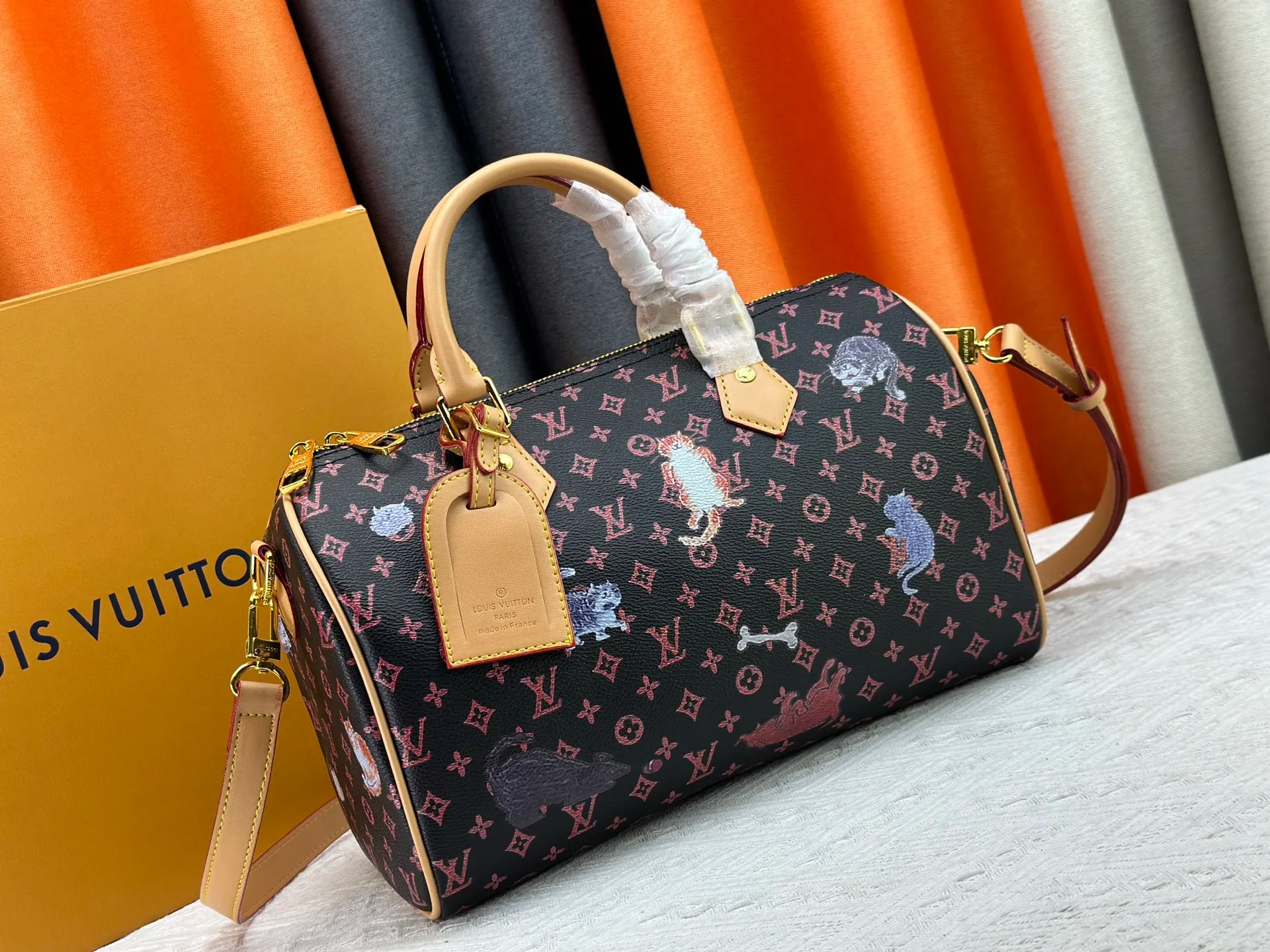 P300 M40391 This Speedy Bandouliere 30 handbag draws inspiration from the brand's archive Monogram canvas, Louis Vuitton's legendary collection. The cow leather trim highlights the traditional heritage. The rolled leather handle, engraved padlock and detachable shoulder strap continue the classic details, making it a good choice for urban life. • Size: 30X21X17cm