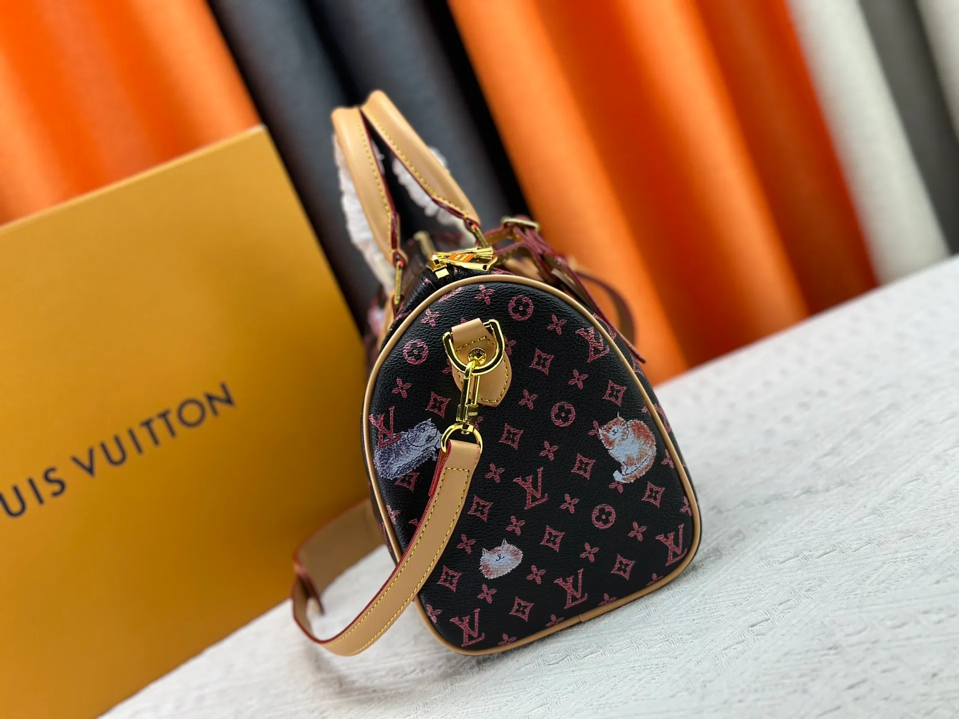 P300 M40391 This Speedy Bandouliere 30 handbag draws inspiration from the brand's archive Monogram canvas, Louis Vuitton's legendary collection. The cow leather trim highlights the traditional heritage. The rolled leather handle, engraved padlock and detachable shoulder strap continue the classic details, making it a good choice for urban life. • Size: 30X21X17cm
