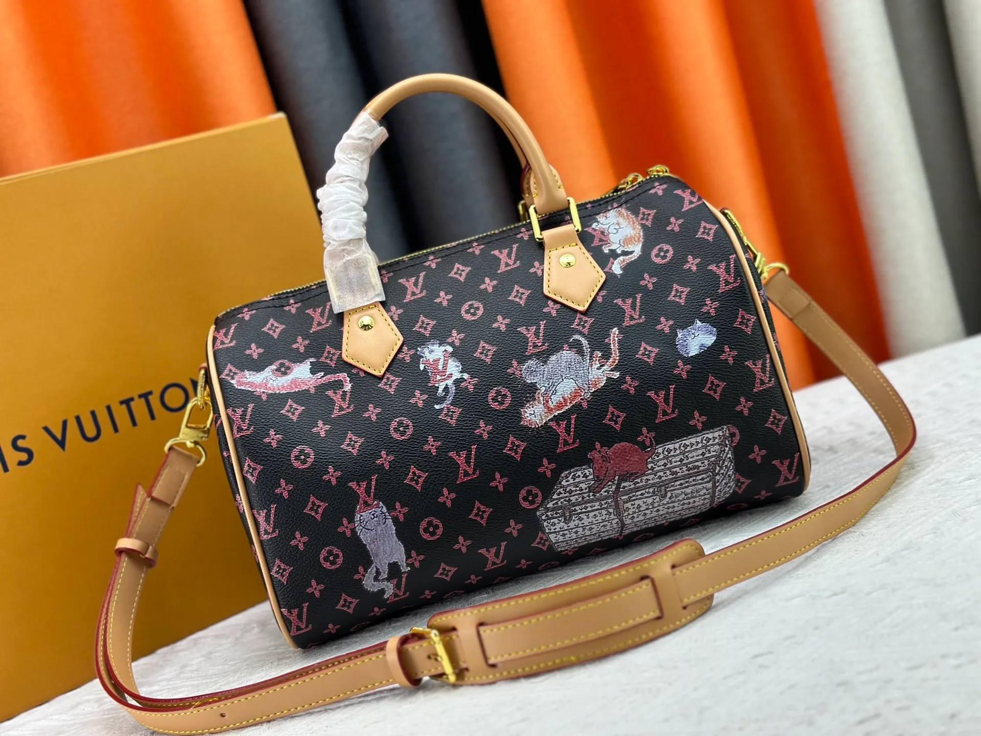 P300 M40391 This Speedy Bandouliere 30 handbag draws inspiration from the brand's archive Monogram canvas, Louis Vuitton's legendary collection. The cow leather trim highlights the traditional heritage. The rolled leather handle, engraved padlock and detachable shoulder strap continue the classic details, making it a good choice for urban life. • Size: 30X21X17cm
