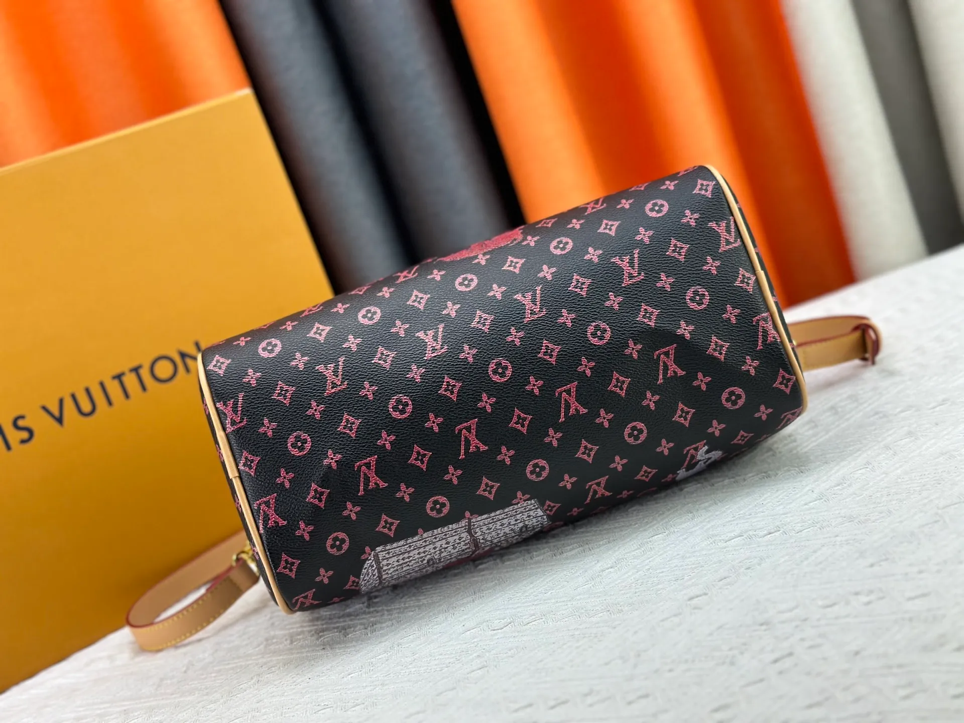 P300 M40391 This Speedy Bandouliere 30 handbag draws inspiration from the brand's archive Monogram canvas, Louis Vuitton's legendary collection. The cow leather trim highlights the traditional heritage. The rolled leather handle, engraved padlock and detachable shoulder strap continue the classic details, making it a good choice for urban life. • Size: 30X21X17cm