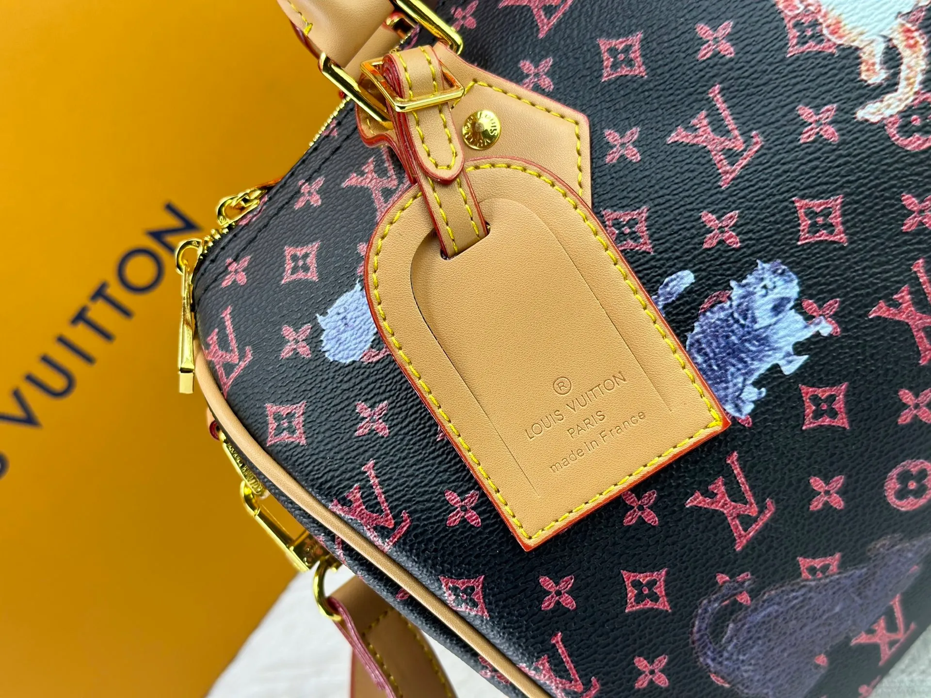 P300 M40391 This Speedy Bandouliere 30 handbag draws inspiration from the brand's archive Monogram canvas, Louis Vuitton's legendary collection. The cow leather trim highlights the traditional heritage. The rolled leather handle, engraved padlock and detachable shoulder strap continue the classic details, making it a good choice for urban life. • Size: 30X21X17cm