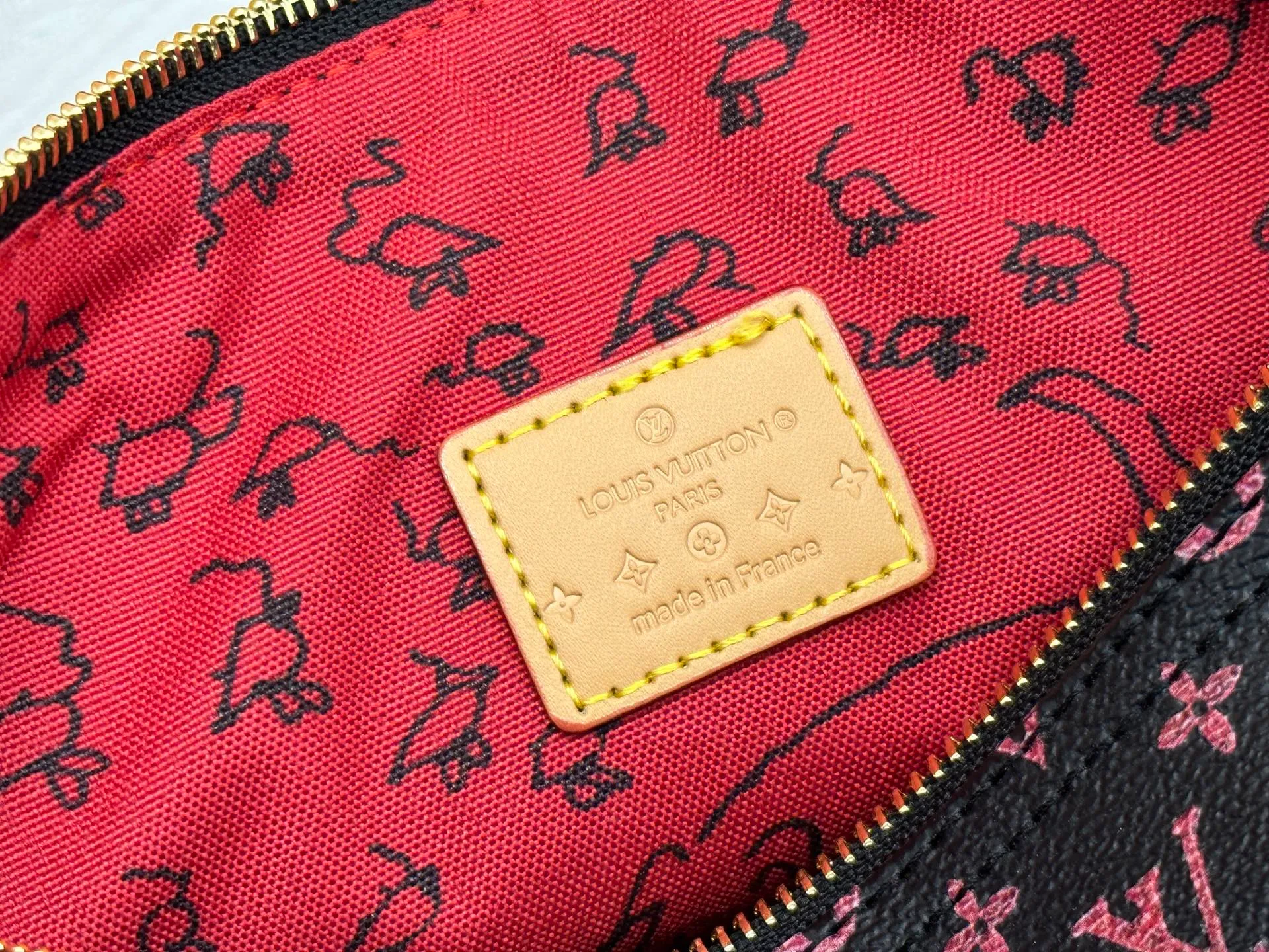 P300 M40391 This Speedy Bandouliere 30 handbag draws inspiration from the brand's archive Monogram canvas, Louis Vuitton's legendary collection. The cow leather trim highlights the traditional heritage. The rolled leather handle, engraved padlock and detachable shoulder strap continue the classic details, making it a good choice for urban life. • Size: 30X21X17cm