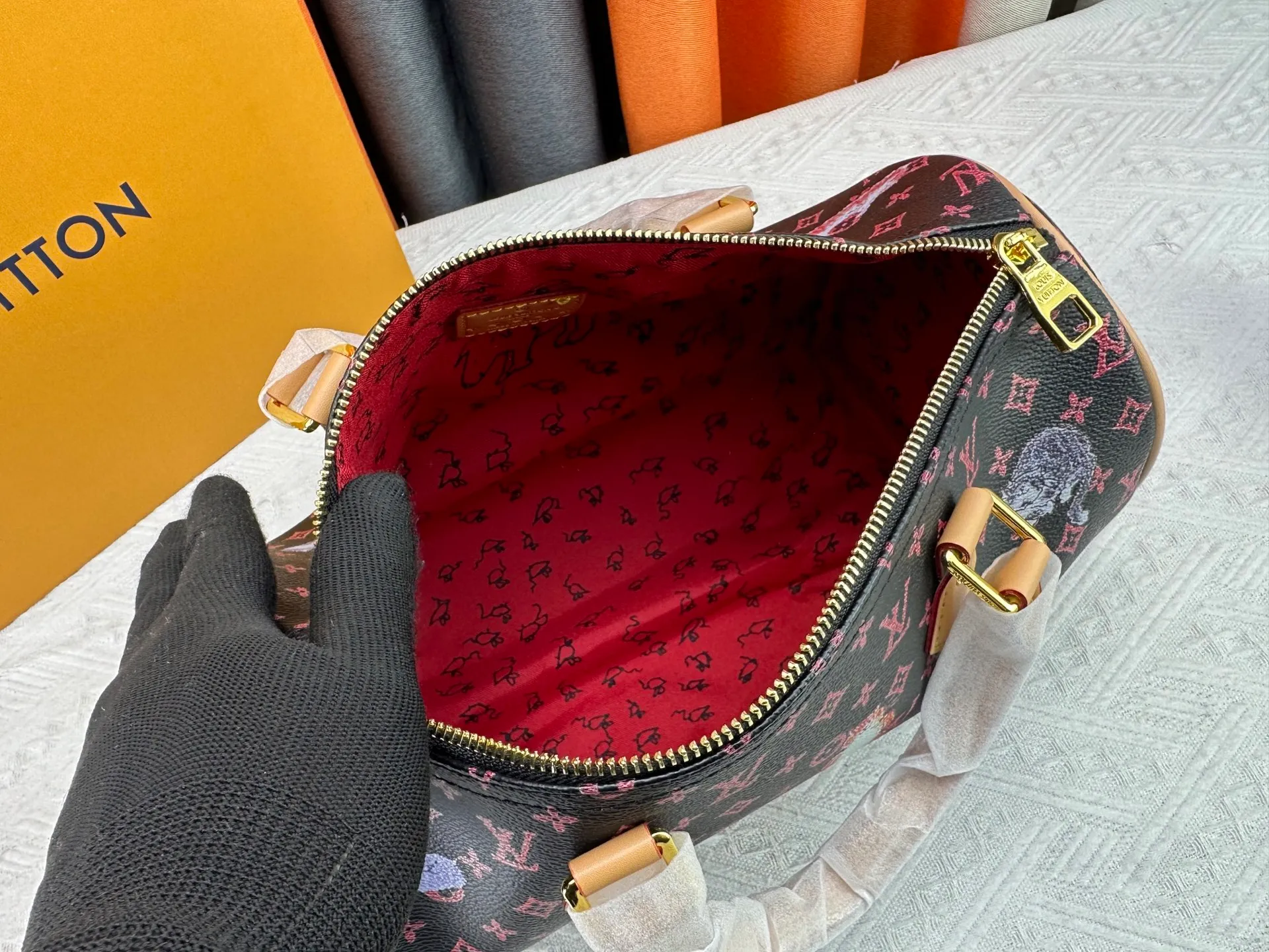 P300 M40391 This Speedy Bandouliere 30 handbag draws inspiration from the brand's archive Monogram canvas, Louis Vuitton's legendary collection. The cow leather trim highlights the traditional heritage. The rolled leather handle, engraved padlock and detachable shoulder strap continue the classic details, making it a good choice for urban life. • Size: 30X21X17cm