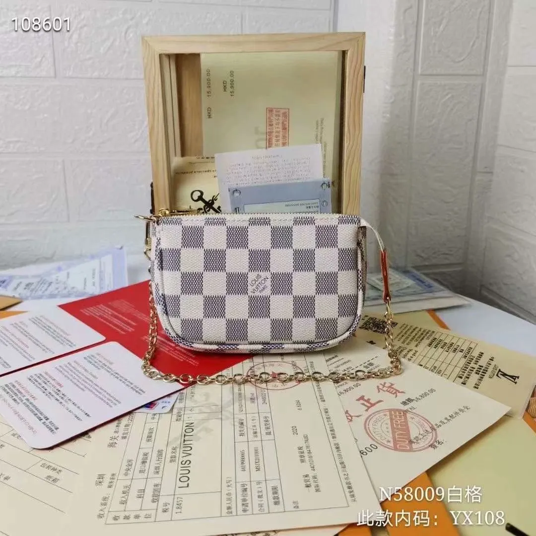 P130N58009 white grid [actual photo, original packaging] MINI POCHETTE ACCESSORIES small handbag. This accessory bag opens with a zipper and comes with a gold chain that can be attached to the D-ring on most Louis Vuitton handbags. Size: 12*9*2Cm