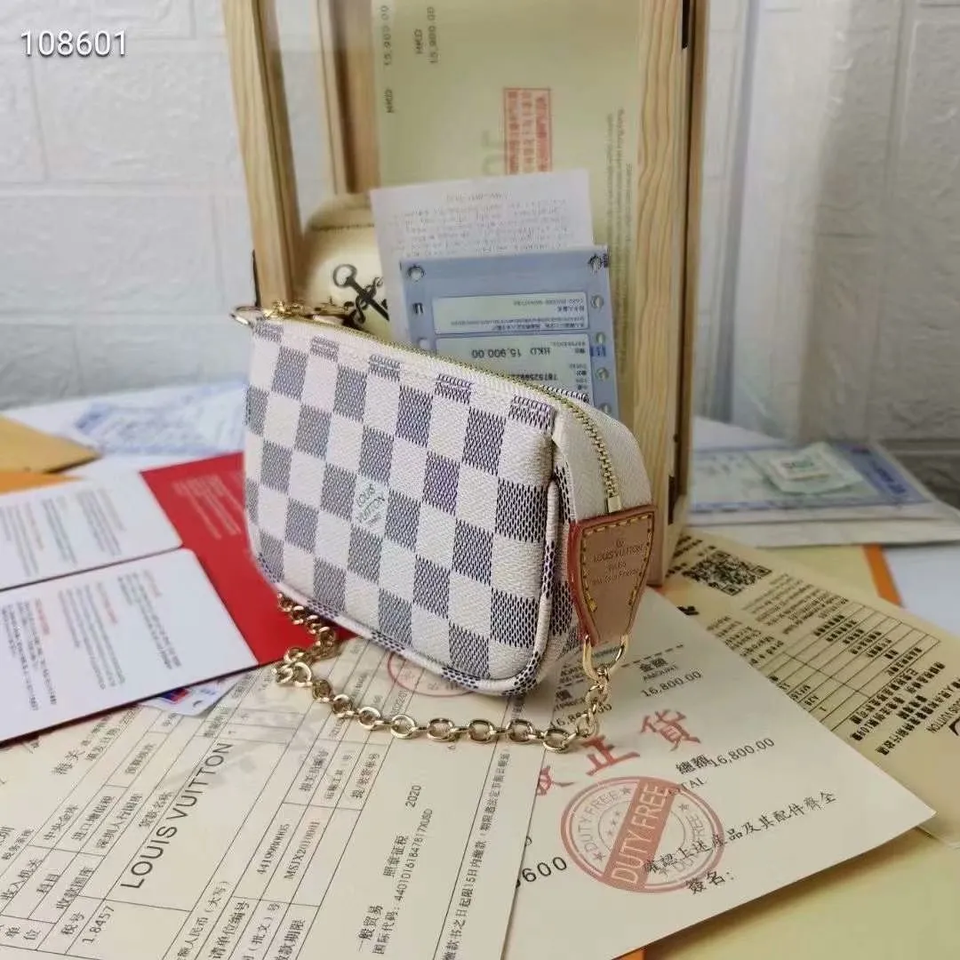 P130N58009 white grid [actual photo, original packaging] MINI POCHETTE ACCESSORIES small handbag. This accessory bag opens with a zipper and comes with a gold chain that can be attached to the D-ring on most Louis Vuitton handbags. Size: 12*9*2Cm