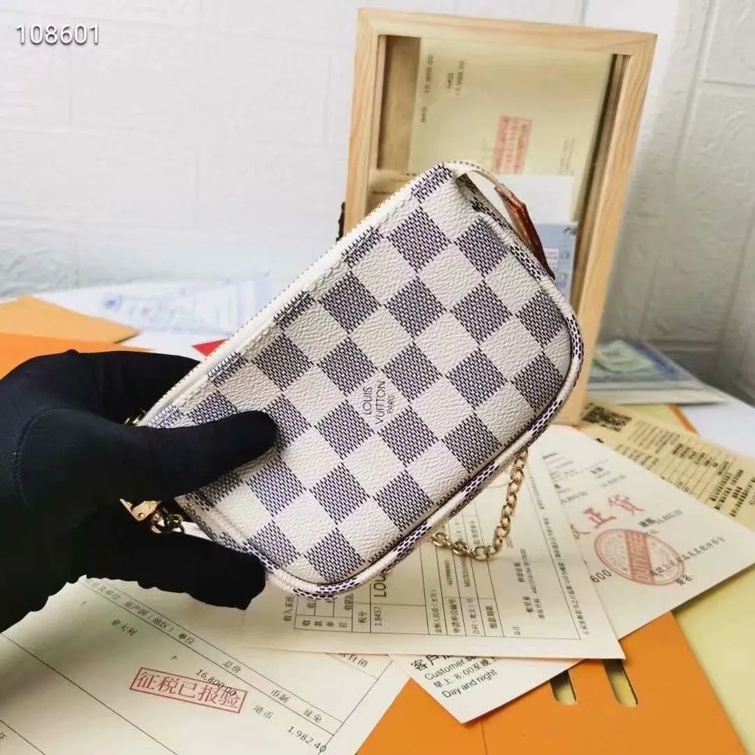 P130N58009 white grid [actual photo, original packaging] MINI POCHETTE ACCESSORIES small handbag. This accessory bag opens with a zipper and comes with a gold chain that can be attached to the D-ring on most Louis Vuitton handbags. Size: 12*9*2Cm