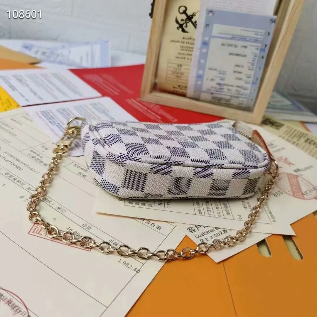 P130N58009 white grid [actual photo, original packaging] MINI POCHETTE ACCESSORIES small handbag. This accessory bag opens with a zipper and comes with a gold chain that can be attached to the D-ring on most Louis Vuitton handbags. Size: 12*9*2Cm