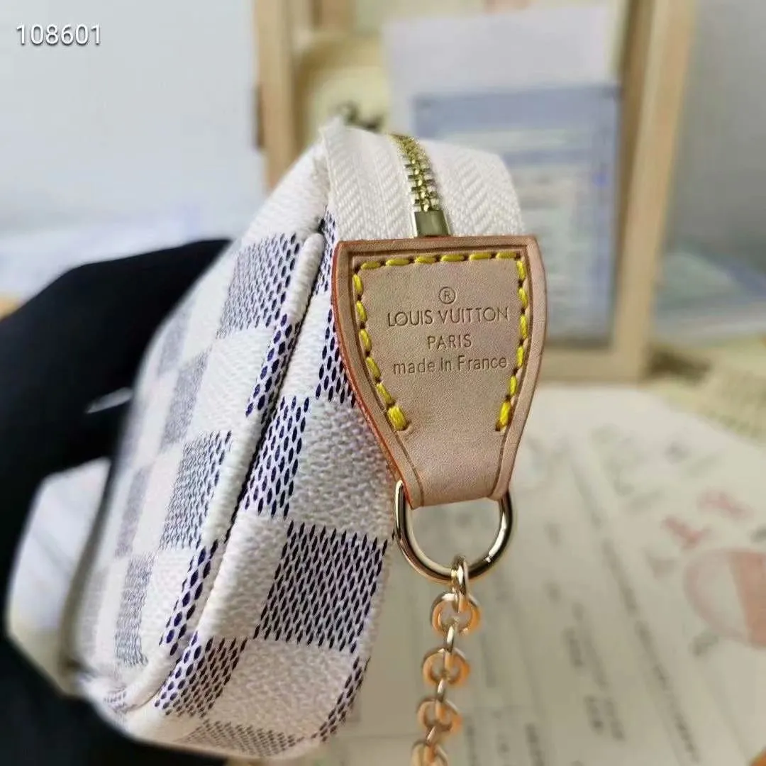 P130N58009 white grid [actual photo, original packaging] MINI POCHETTE ACCESSORIES small handbag. This accessory bag opens with a zipper and comes with a gold chain that can be attached to the D-ring on most Louis Vuitton handbags. Size: 12*9*2Cm