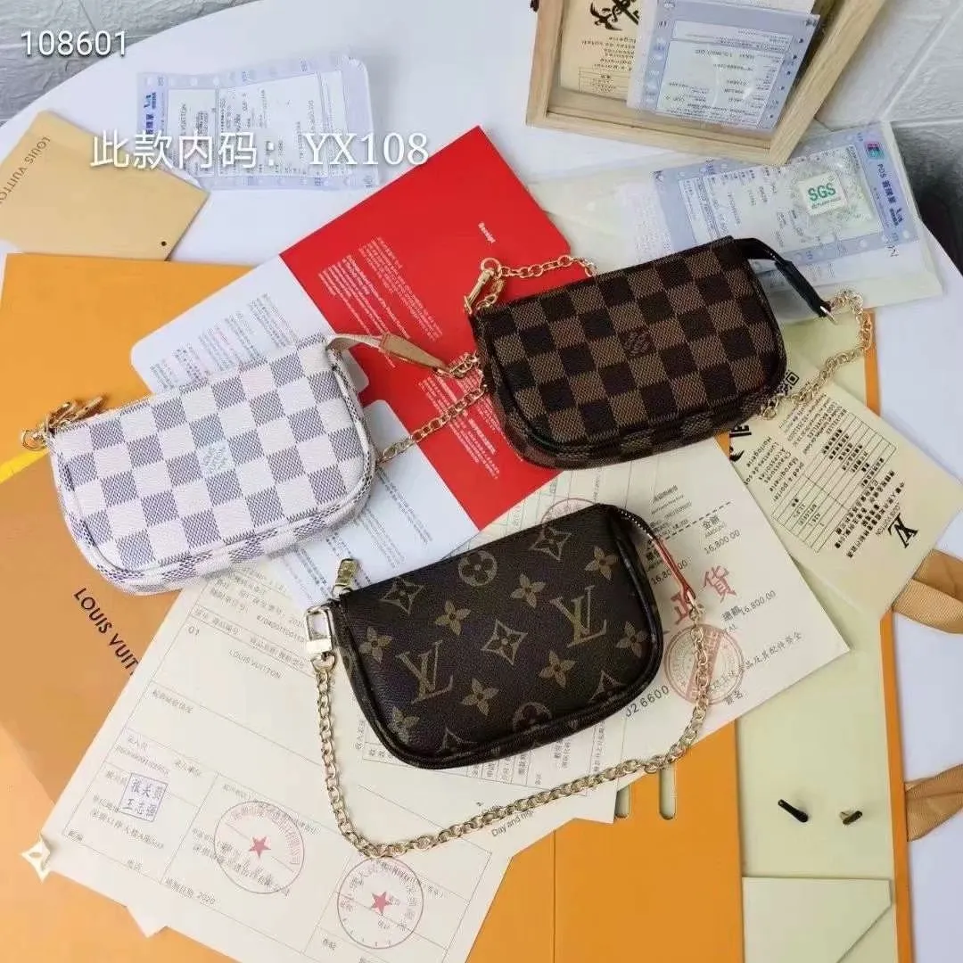 P130N58009 white grid [actual photo, original packaging] MINI POCHETTE ACCESSORIES small handbag. This accessory bag opens with a zipper and comes with a gold chain that can be attached to the D-ring on most Louis Vuitton handbags. Size: 12*9*2Cm