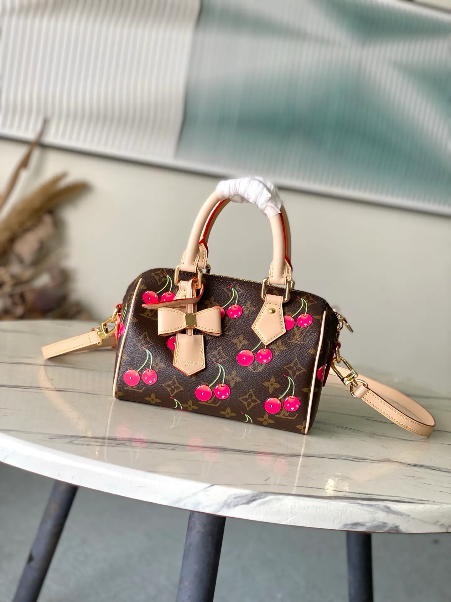 💰840 Top Original Order M13094 This Speedy Bandouliere handbag is made of classic Monogram coated canvas, with the sweet cherry pattern of the Louis Vuitton × Murakami replica series to light up the trend. Toron's top handle, detachable shoulder strap and LVxTM key bag are constructed of fine leather, and its compact size can easily accommodate daily necessities such as mobile phones and long wallets. Dimensions: 20.5 × 13.5 × 12 cm