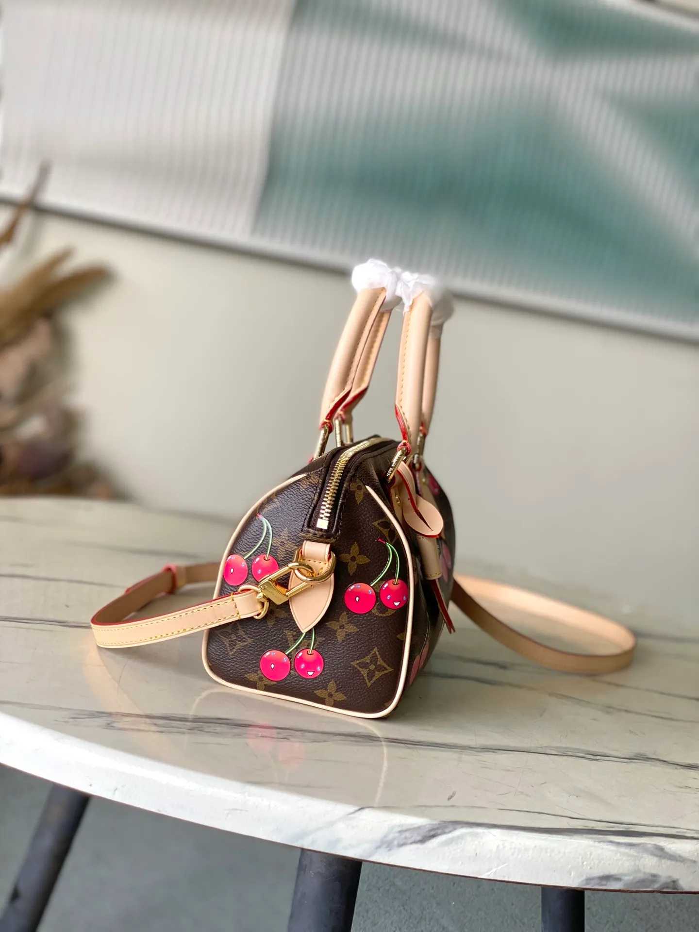 💰840 Top Original Order M13094 This Speedy Bandouliere handbag is made of classic Monogram coated canvas, with the sweet cherry pattern of the Louis Vuitton × Murakami replica series to light up the trend. Toron's top handle, detachable shoulder strap and LVxTM key bag are constructed of fine leather, and its compact size can easily accommodate daily necessities such as mobile phones and long wallets. Dimensions: 20.5 × 13.5 × 12 cm