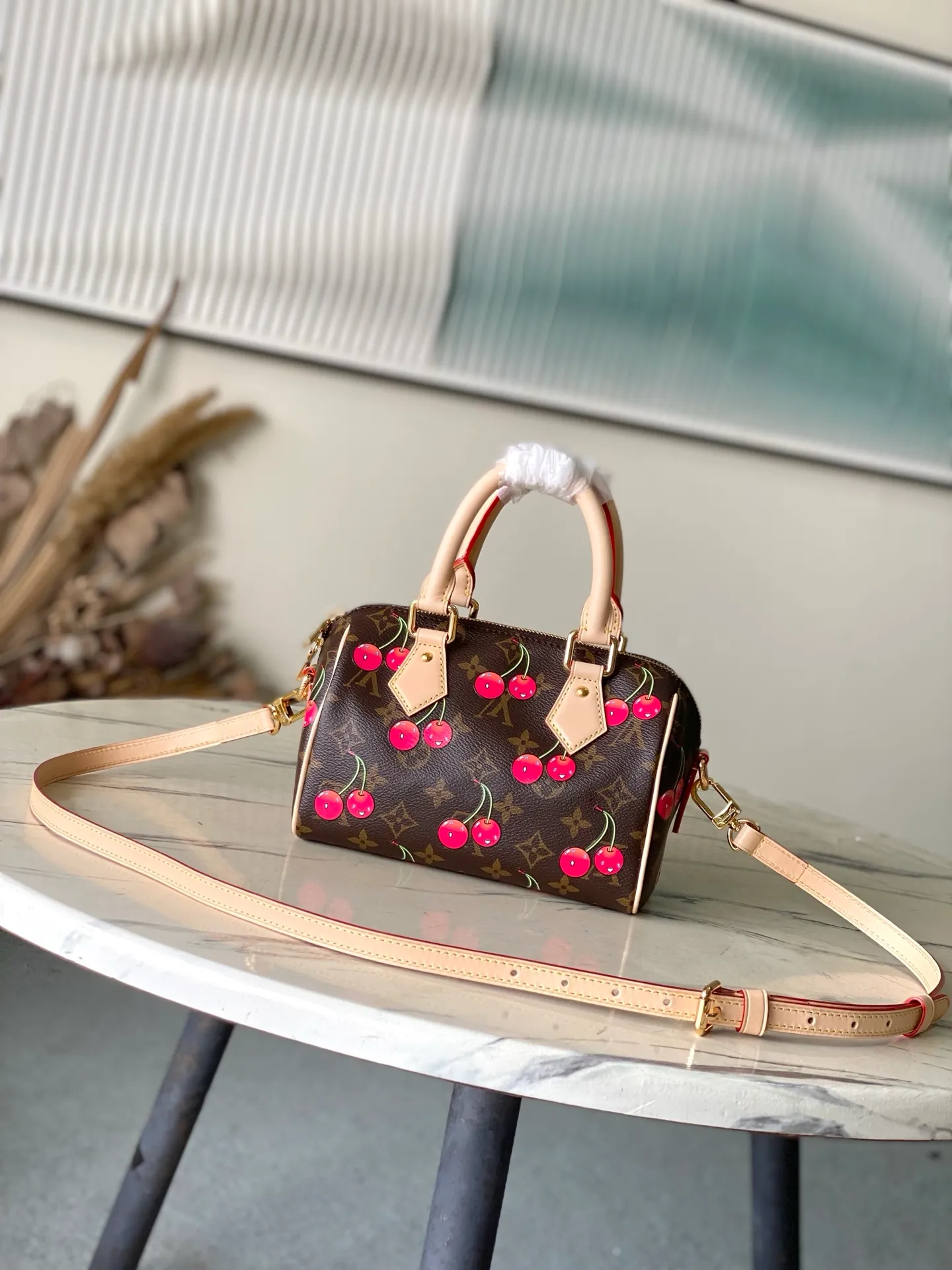💰840 Top Original Order M13094 This Speedy Bandouliere handbag is made of classic Monogram coated canvas, with the sweet cherry pattern of the Louis Vuitton × Murakami replica series to light up the trend. Toron's top handle, detachable shoulder strap and LVxTM key bag are constructed of fine leather, and its compact size can easily accommodate daily necessities such as mobile phones and long wallets. Dimensions: 20.5 × 13.5 × 12 cm