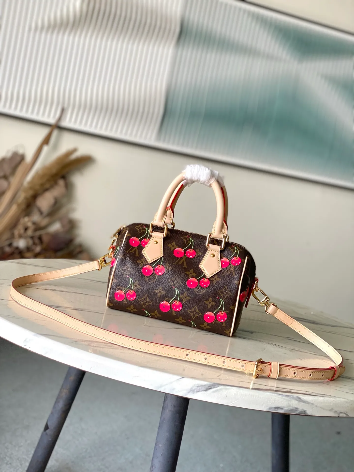 💰840 Top Original Order M13094 This Speedy Bandouliere handbag is made of classic Monogram coated canvas, with the sweet cherry pattern of the Louis Vuitton × Murakami replica series to light up the trend. Toron's top handle, detachable shoulder strap and LVxTM key bag are constructed of fine leather, and its compact size can easily accommodate daily necessities such as mobile phones and long wallets. Dimensions: 20.5 × 13.5 × 12 cm