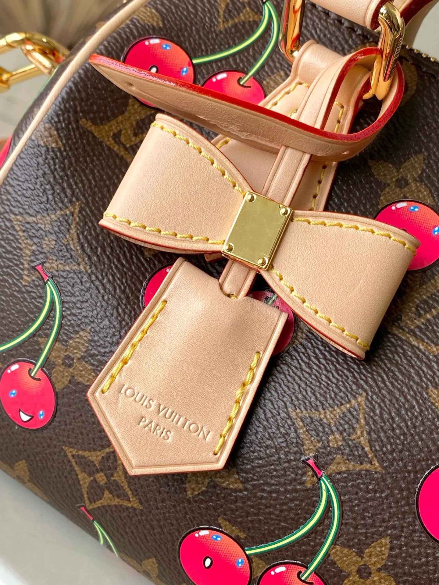 💰840 Top Original Order M13094 This Speedy Bandouliere handbag is made of classic Monogram coated canvas, with the sweet cherry pattern of the Louis Vuitton × Murakami replica series to light up the trend. Toron's top handle, detachable shoulder strap and LVxTM key bag are constructed of fine leather, and its compact size can easily accommodate daily necessities such as mobile phones and long wallets. Dimensions: 20.5 × 13.5 × 12 cm