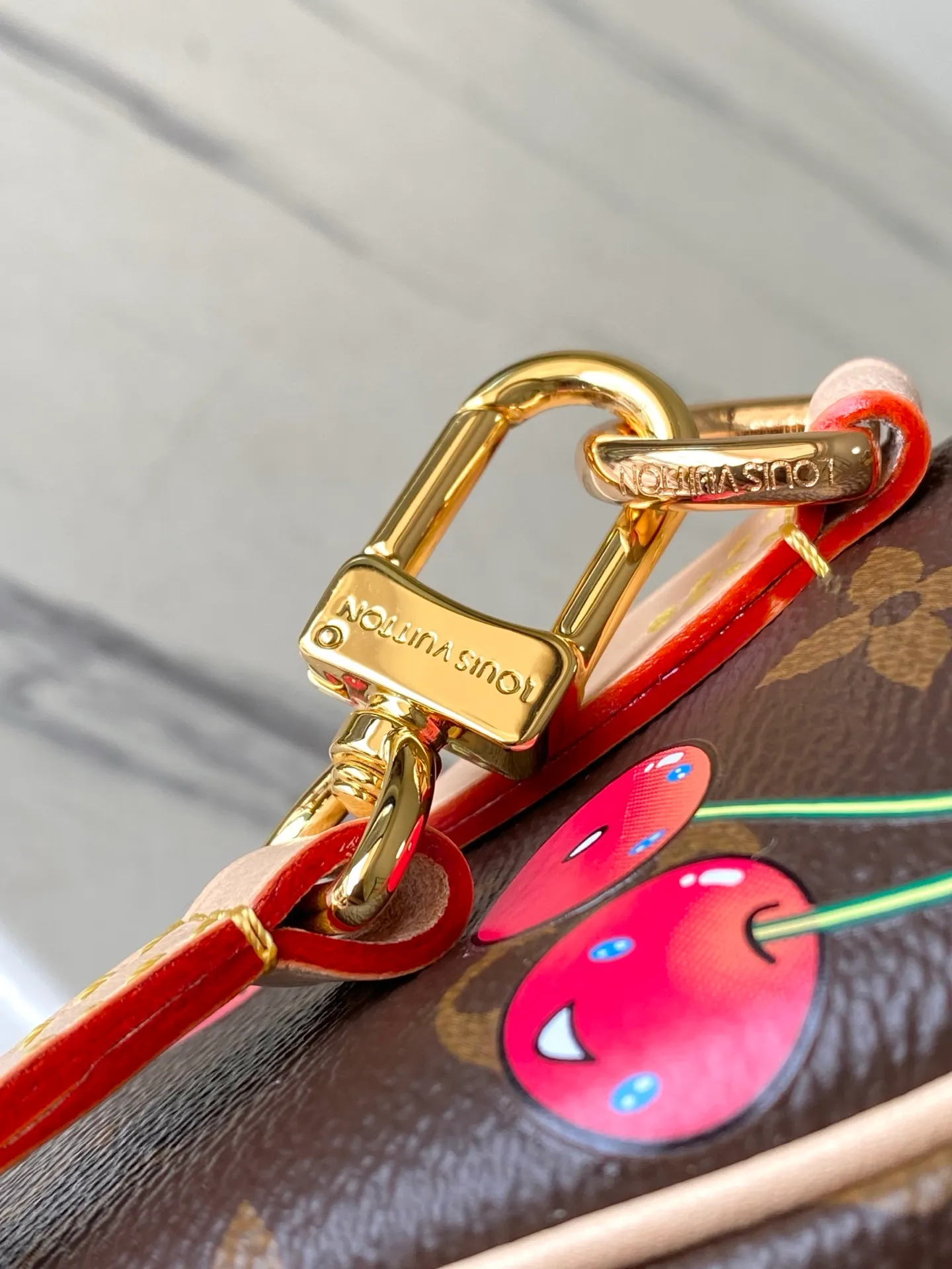 💰840 Top Original Order M13094 This Speedy Bandouliere handbag is made of classic Monogram coated canvas, with the sweet cherry pattern of the Louis Vuitton × Murakami replica series to light up the trend. Toron's top handle, detachable shoulder strap and LVxTM key bag are constructed of fine leather, and its compact size can easily accommodate daily necessities such as mobile phones and long wallets. Dimensions: 20.5 × 13.5 × 12 cm