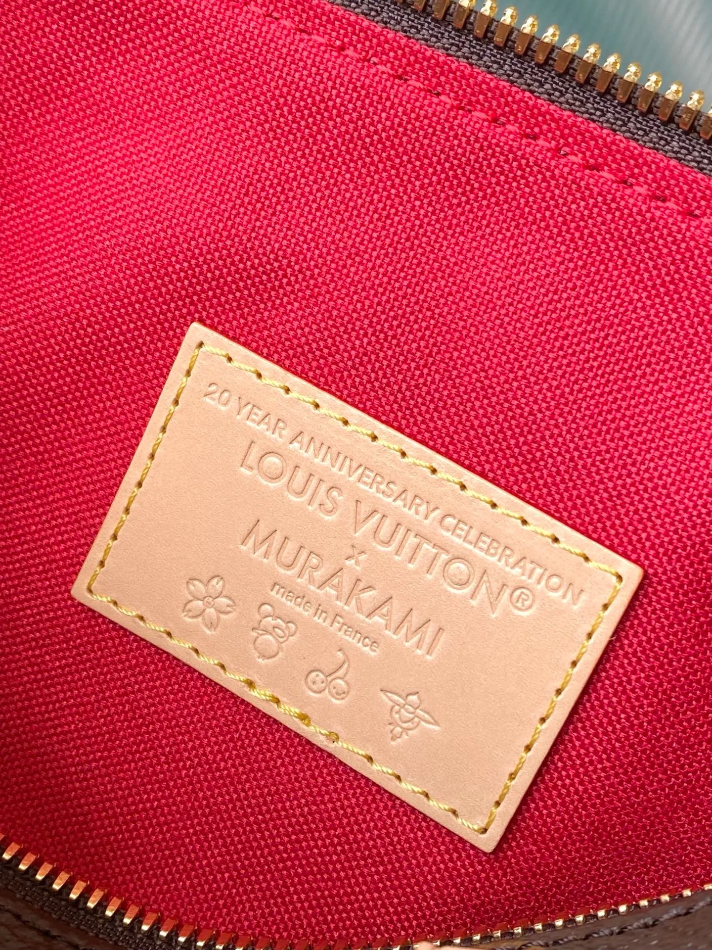 💰840 Top Original Order M13094 This Speedy Bandouliere handbag is made of classic Monogram coated canvas, with the sweet cherry pattern of the Louis Vuitton × Murakami replica series to light up the trend. Toron's top handle, detachable shoulder strap and LVxTM key bag are constructed of fine leather, and its compact size can easily accommodate daily necessities such as mobile phones and long wallets. Dimensions: 20.5 × 13.5 × 12 cm
