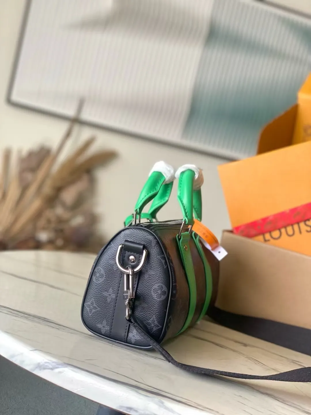 💰940 Top original order M25885 This Keepal Bandouliere 25 handbag has the modern style of Monogram Eclipse canvas, with side straps, handles and nameplates made of old metal parts and bright leather. The compact design is suitable for urban travel, and the rolled handles and removable and adjustable fabric shoulder strap allow for a variety of carrying options. Dimensions: 25 × 15 × 11 cm