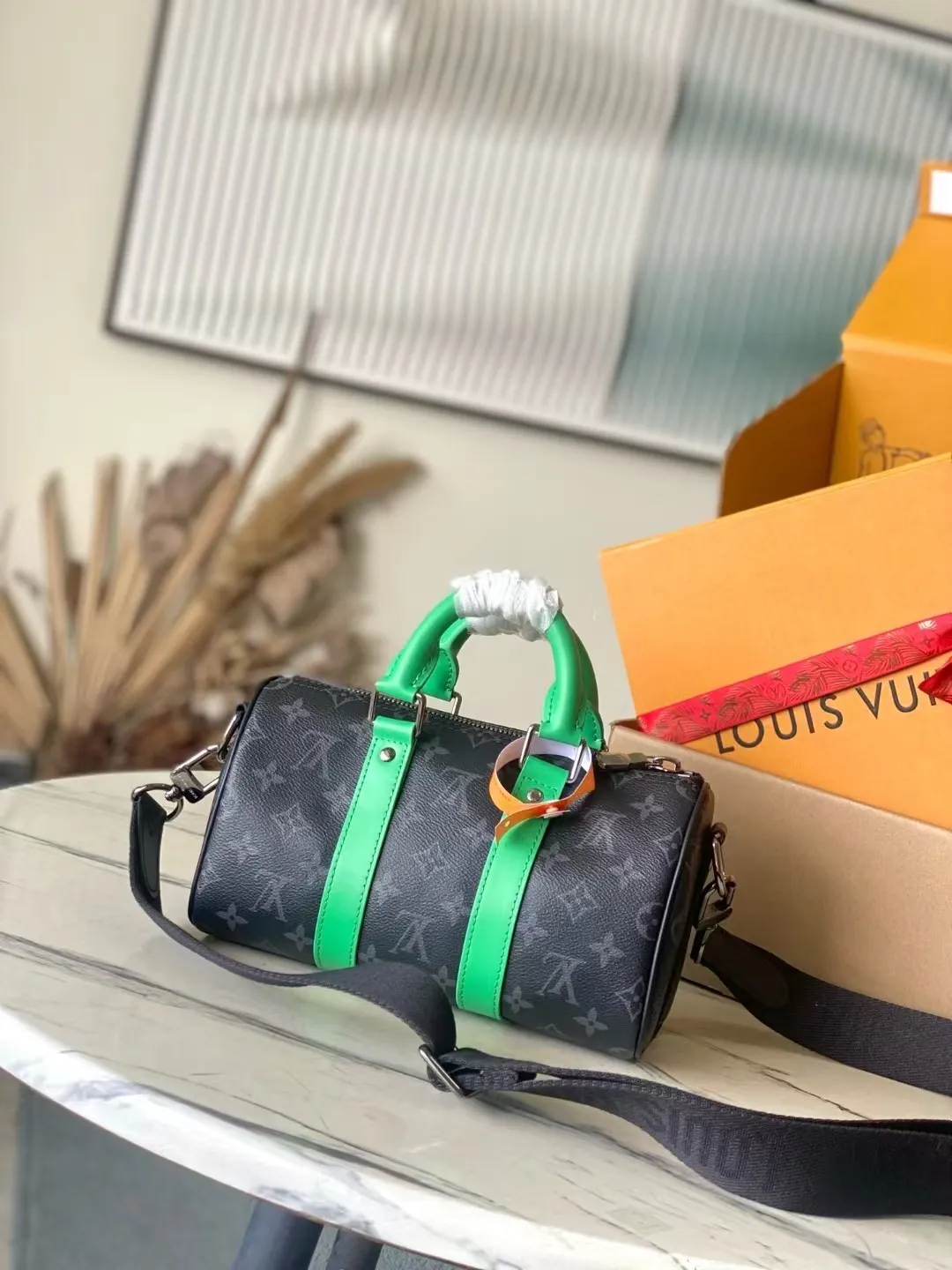 💰940 Top original order M25885 This Keepal Bandouliere 25 handbag has the modern style of Monogram Eclipse canvas, with side straps, handles and nameplates made of old metal parts and bright leather. The compact design is suitable for urban travel, and the rolled handles and removable and adjustable fabric shoulder strap allow for a variety of carrying options. Dimensions: 25 × 15 × 11 cm