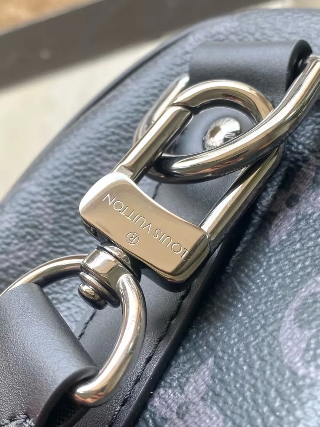 💰940 Top original order M25885 This Keepal Bandouliere 25 handbag has the modern style of Monogram Eclipse canvas, with side straps, handles and nameplates made of old metal parts and bright leather. The compact design is suitable for urban travel, and the rolled handles and removable and adjustable fabric shoulder strap allow for a variety of carrying options. Dimensions: 25 × 15 × 11 cm