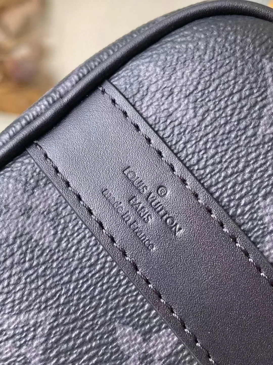 💰940 Top original order M25885 This Keepal Bandouliere 25 handbag has the modern style of Monogram Eclipse canvas, with side straps, handles and nameplates made of old metal parts and bright leather. The compact design is suitable for urban travel, and the rolled handles and removable and adjustable fabric shoulder strap allow for a variety of carrying options. Dimensions: 25 × 15 × 11 cm