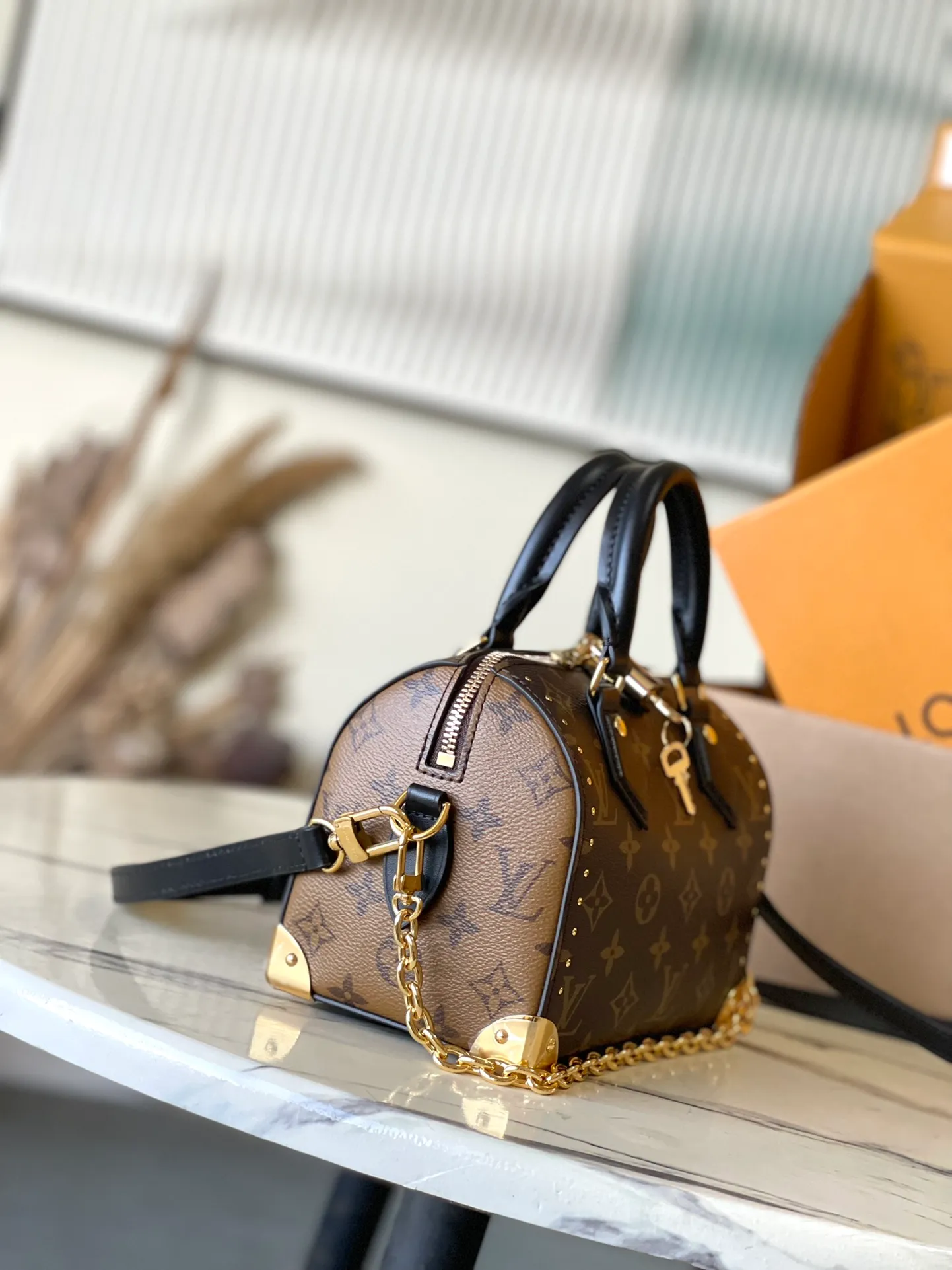 💰1060 (Steel Hardware) The top original M13146 Speedy Trunk handbag reconstructs the classic design with a bold concept. It will be unveiled at the 2025 Cruise early spring show. The Monogram canvas is paired with Monogram Reverse trim, showing Nicolas ghesquvere’s iconic brushwork. The dazzling metal parts pay tribute to the brand’s long trunk-making heritage. The shoulder strap and chain are detachable and can be worn cross-body, over the shoulder or by hand. Dimensions: 20.5 × 13.5 × 11 am