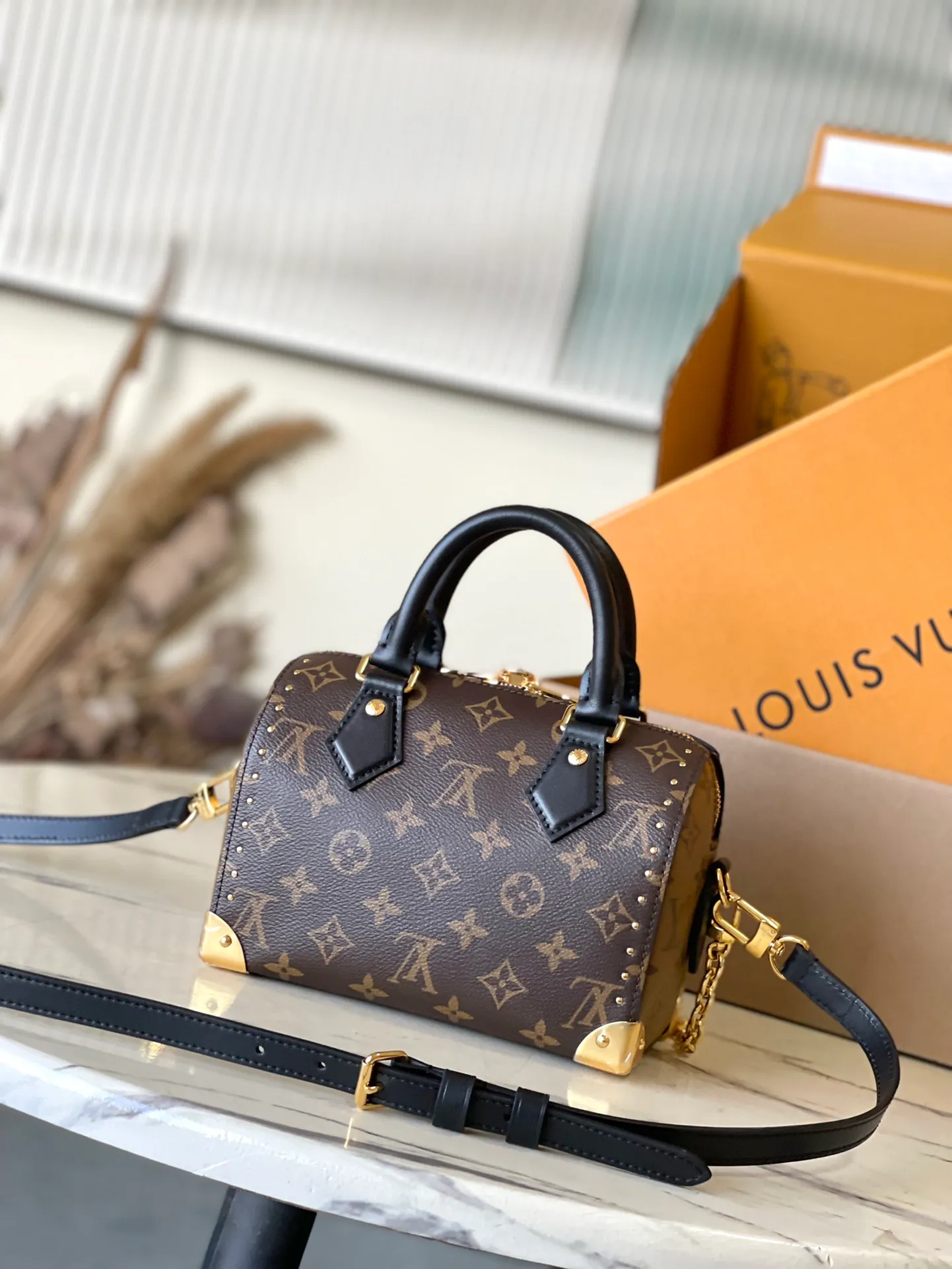 💰1060 (Steel Hardware) The top original M13146 Speedy Trunk handbag reconstructs the classic design with a bold concept. It will be unveiled at the 2025 Cruise early spring show. The Monogram canvas is paired with Monogram Reverse trim, showing Nicolas ghesquvere’s iconic brushwork. The dazzling metal parts pay tribute to the brand’s long trunk-making heritage. The shoulder strap and chain are detachable and can be worn cross-body, over the shoulder or by hand. Dimensions: 20.5 × 13.5 × 11 am