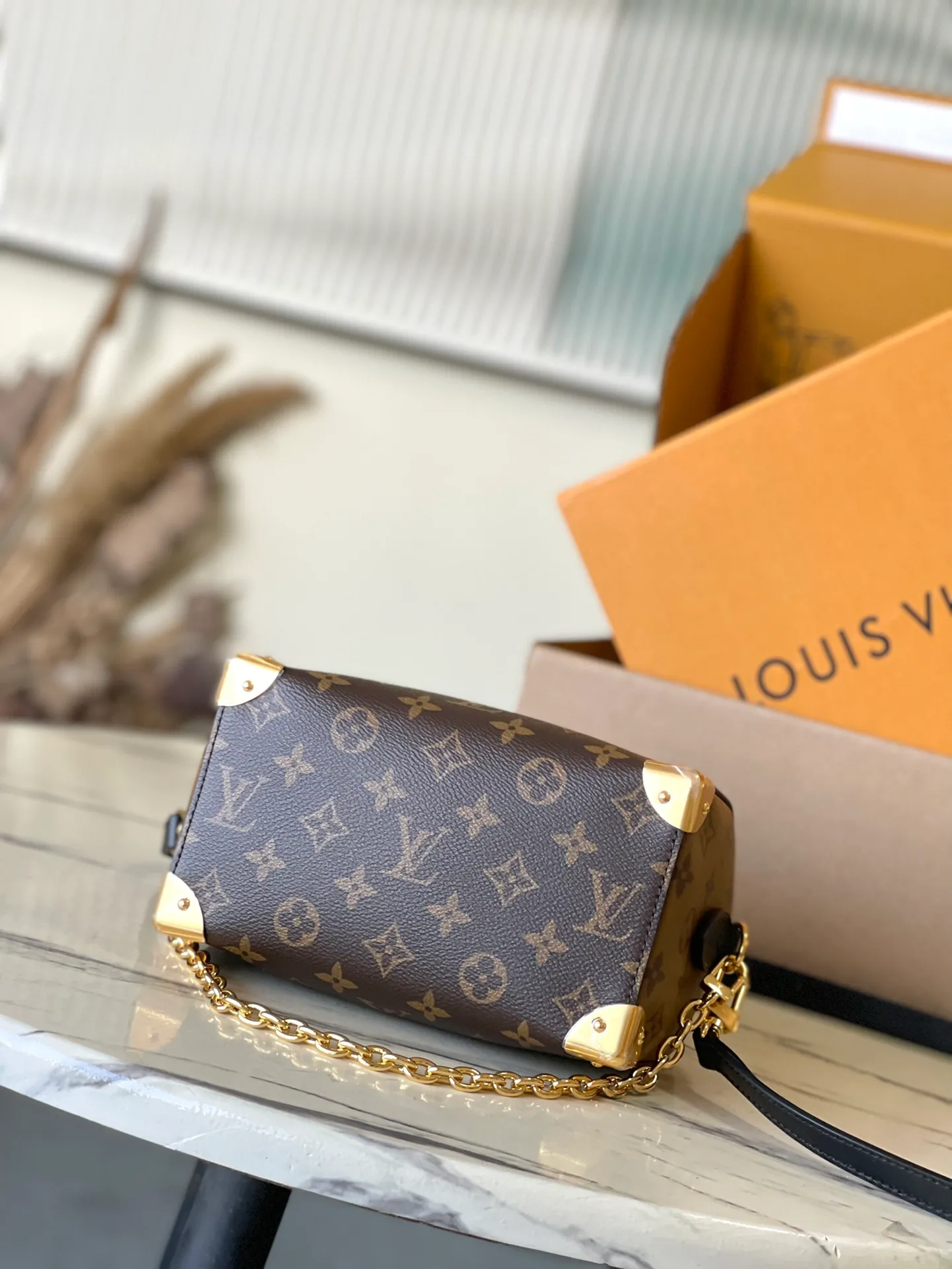 💰1060 (Steel Hardware) The top original M13146 Speedy Trunk handbag reconstructs the classic design with a bold concept. It will be unveiled at the 2025 Cruise early spring show. The Monogram canvas is paired with Monogram Reverse trim, showing Nicolas ghesquvere’s iconic brushwork. The dazzling metal parts pay tribute to the brand’s long trunk-making heritage. The shoulder strap and chain are detachable and can be worn cross-body, over the shoulder or by hand. Dimensions: 20.5 × 13.5 × 11 am