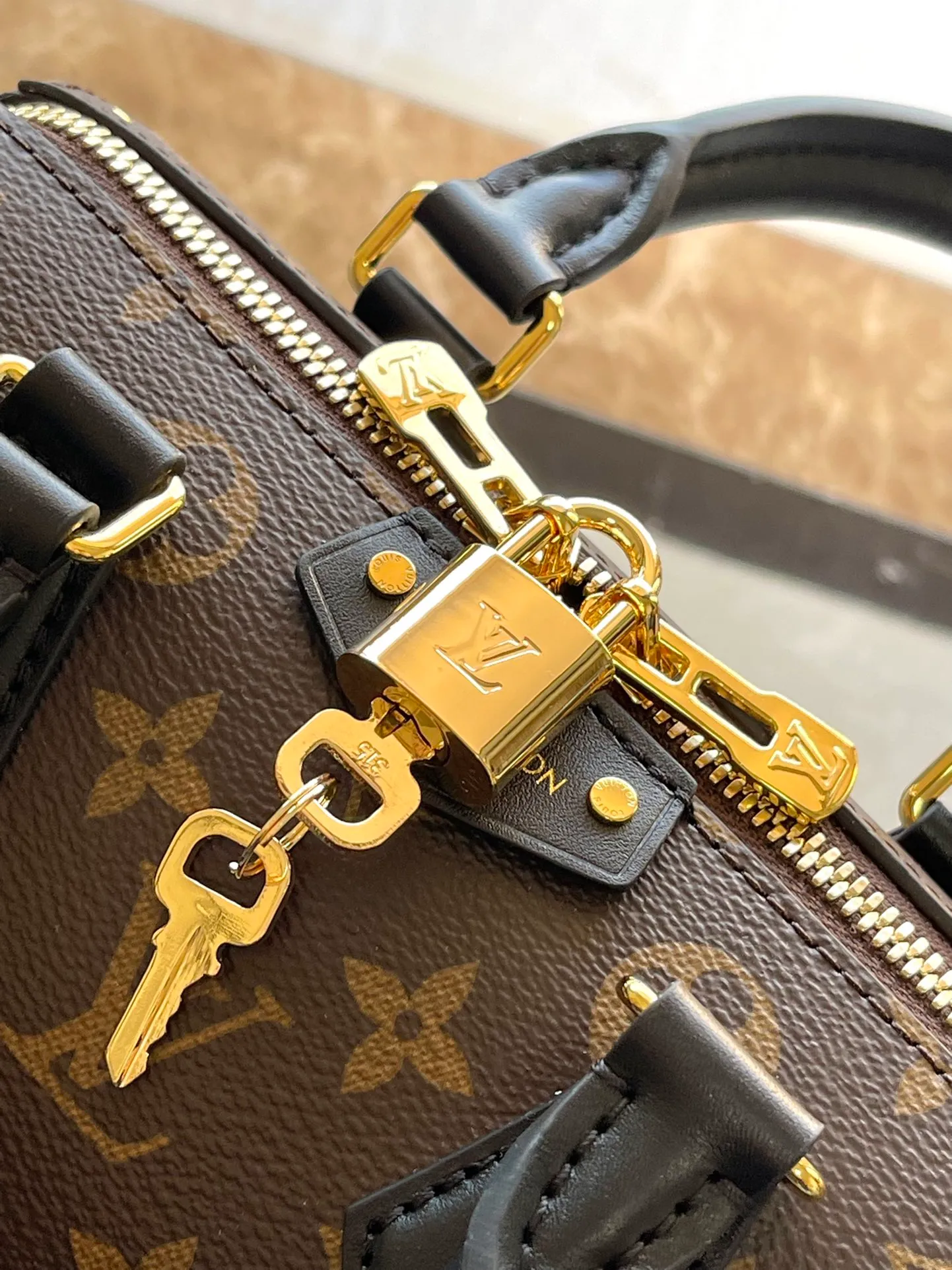 💰1060 (Steel Hardware) The top original M13146 Speedy Trunk handbag reconstructs the classic design with a bold concept. It will be unveiled at the 2025 Cruise early spring show. The Monogram canvas is paired with Monogram Reverse trim, showing Nicolas ghesquvere’s iconic brushwork. The dazzling metal parts pay tribute to the brand’s long trunk-making heritage. The shoulder strap and chain are detachable and can be worn cross-body, over the shoulder or by hand. Dimensions: 20.5 × 13.5 × 11 am