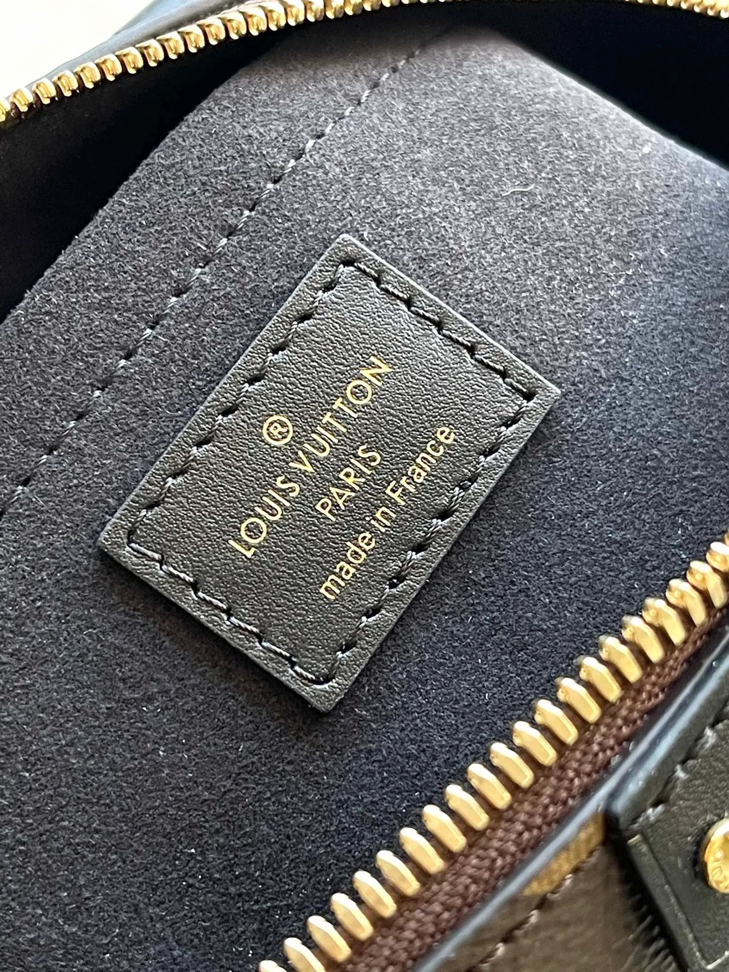 💰1060 (Steel Hardware) The top original M13146 Speedy Trunk handbag reconstructs the classic design with a bold concept. It will be unveiled at the 2025 Cruise early spring show. The Monogram canvas is paired with Monogram Reverse trim, showing Nicolas ghesquvere’s iconic brushwork. The dazzling metal parts pay tribute to the brand’s long trunk-making heritage. The shoulder strap and chain are detachable and can be worn cross-body, over the shoulder or by hand. Dimensions: 20.5 × 13.5 × 11 am
