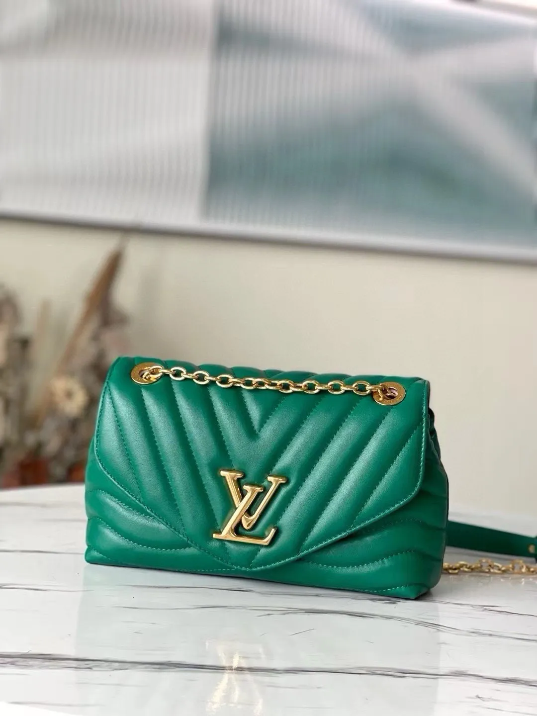 💰1160 (Top Grain Leather) Top Original M58664 NEW WAVE Chain Bag V-shaped quilted chain bag handbag The vintage gold color chain slides through carved holes, while the folding fastener makes it soft. Thanks to its multiple compartments, the interior makes it easier to place women's necessities. Chain bag with easily identifiable badge logo. Size: 24x14x9cm