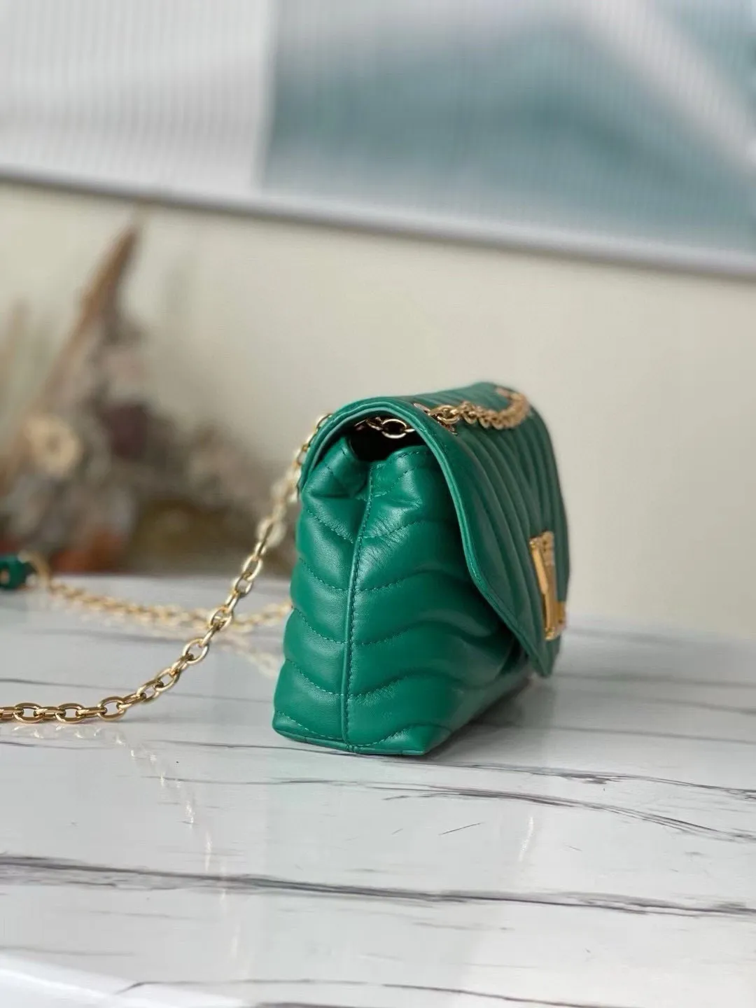 💰1160 (Top Grain Leather) Top Original M58664 NEW WAVE Chain Bag V-shaped quilted chain bag handbag The vintage gold color chain slides through carved holes, while the folding fastener makes it soft. Thanks to its multiple compartments, the interior makes it easier to place women's necessities. Chain bag with easily identifiable badge logo. Size: 24x14x9cm