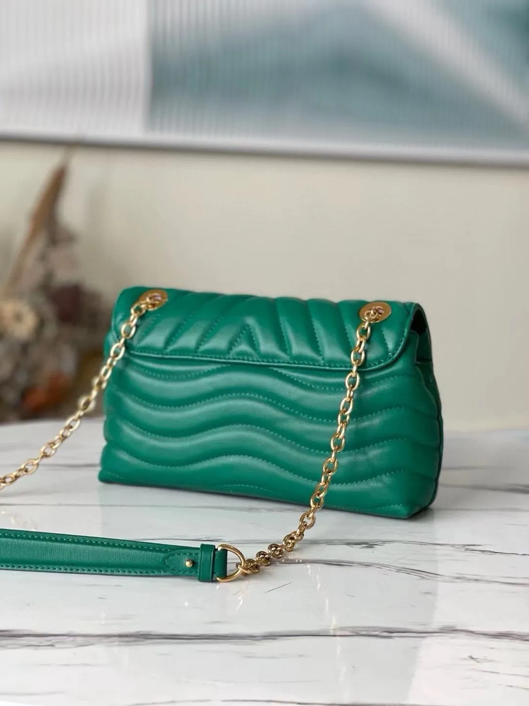 💰1160 (Top Grain Leather) Top Original M58664 NEW WAVE Chain Bag V-shaped quilted chain bag handbag The vintage gold color chain slides through carved holes, while the folding fastener makes it soft. Thanks to its multiple compartments, the interior makes it easier to place women's necessities. Chain bag with easily identifiable badge logo. Size: 24x14x9cm